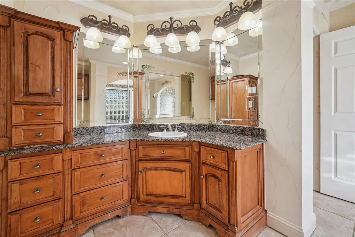 Single Family Residence For Sale in Ellis County , 604 S Hampton Road, Oak Leaf, Texas 75154, 4 Bedroom, 4 Bathroom, 3 Garage spaces, 3,750 Sqft, built in 1977, mls#21306131, Real Estate Agent in Oak Leaf, Homes For Sale in Ellis county, Homes For Sale in Oak Leaf, Realtor in Oak Leaf Texas, Real Estate Brokerage Independent Realty Texas, Luminita Cordes Realtor