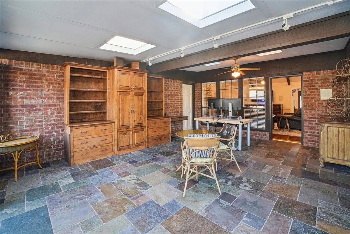 Single Family Residence For Sale in Ellis County , 604 S Hampton Road, Oak Leaf, Texas 75154, 4 Bedroom, 4 Bathroom, 3 Garage spaces, 3,750 Sqft, built in 1977, mls#21306131, Real Estate Agent in Oak Leaf, Homes For Sale in Ellis county, Homes For Sale in Oak Leaf, Realtor in Oak Leaf Texas, Real Estate Brokerage Independent Realty Texas, Luminita Cordes Realtor