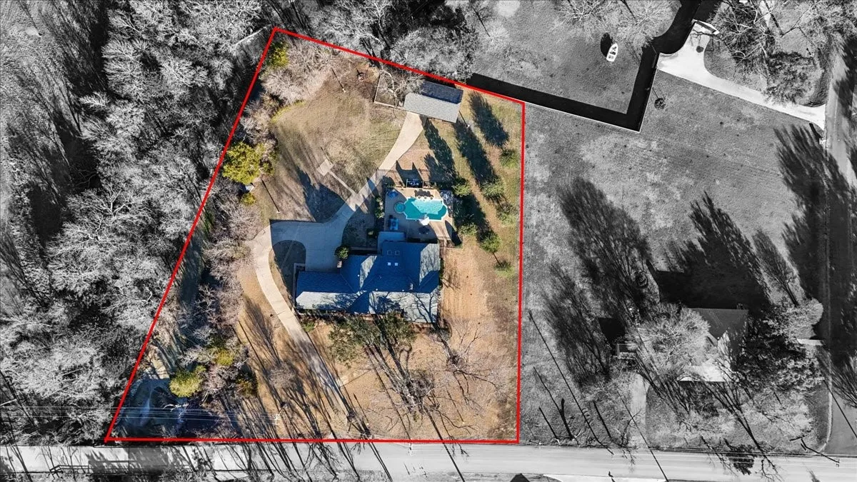 Single Family Residence For Sale in Ellis County , 604 S Hampton Road, Oak Leaf, Texas 75154, 4 Bedroom, 4 Bathroom, 3 Garage spaces, 3,750 Sqft, built in 1977, mls#21306131, Real Estate Agent in Oak Leaf, Homes For Sale in Ellis county, Homes For Sale in Oak Leaf, Realtor in Oak Leaf Texas, Real Estate Brokerage Independent Realty Texas, Luminita Cordes Realtor