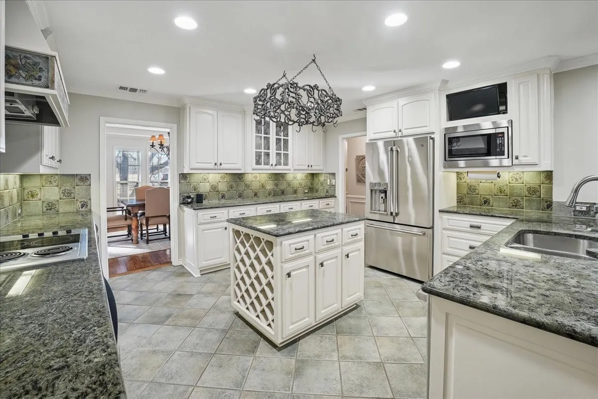 Single Family Residence For Sale in Ellis County , 604 S Hampton Road, Oak Leaf, Texas 75154, 4 Bedroom, 4 Bathroom, 3 Garage spaces, 3,750 Sqft, built in 1977, mls#21306131, Real Estate Agent in Oak Leaf, Homes For Sale in Ellis county, Homes For Sale in Oak Leaf, Realtor in Oak Leaf Texas, Real Estate Brokerage Independent Realty Texas, Luminita Cordes Realtor
