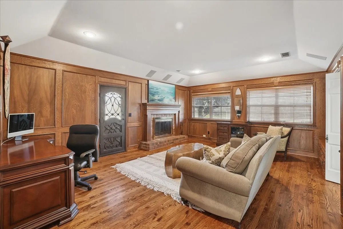 Single Family Residence For Sale in Ellis County , 604 S Hampton Road, Oak Leaf, Texas 75154, 4 Bedroom, 4 Bathroom, 3 Garage spaces, 3,750 Sqft, built in 1977, mls#21306131, Real Estate Agent in Oak Leaf, Homes For Sale in Ellis county, Homes For Sale in Oak Leaf, Realtor in Oak Leaf Texas, Real Estate Brokerage Independent Realty Texas, Luminita Cordes Realtor