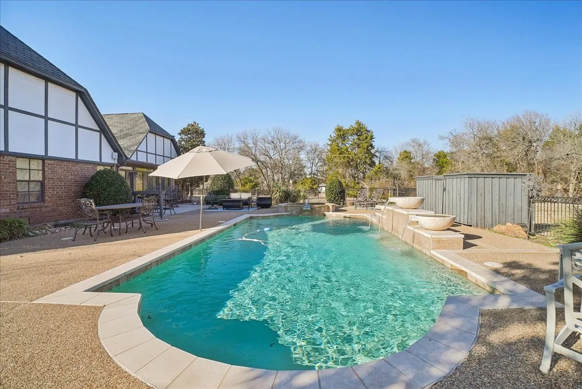 Single Family Residence For Sale in Ellis County , 604 S Hampton Road, Oak Leaf, Texas 75154, 4 Bedroom, 4 Bathroom, 3 Garage spaces, 3,750 Sqft, built in 1977, mls#21306131, Real Estate Agent in Oak Leaf, Homes For Sale in Ellis county, Homes For Sale in Oak Leaf, Realtor in Oak Leaf Texas, Real Estate Brokerage Independent Realty Texas, Luminita Cordes Realtor