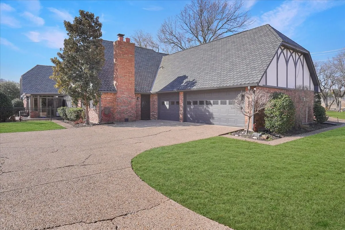 Single Family Residence For Sale in Ellis County , 604 S Hampton Road, Oak Leaf, Texas 75154, 4 Bedroom, 4 Bathroom, 3 Garage spaces, 3,750 Sqft, built in 1977, mls#21306131, Real Estate Agent in Oak Leaf, Homes For Sale in Ellis county, Homes For Sale in Oak Leaf, Realtor in Oak Leaf Texas, Real Estate Brokerage Independent Realty Texas, Luminita Cordes Realtor