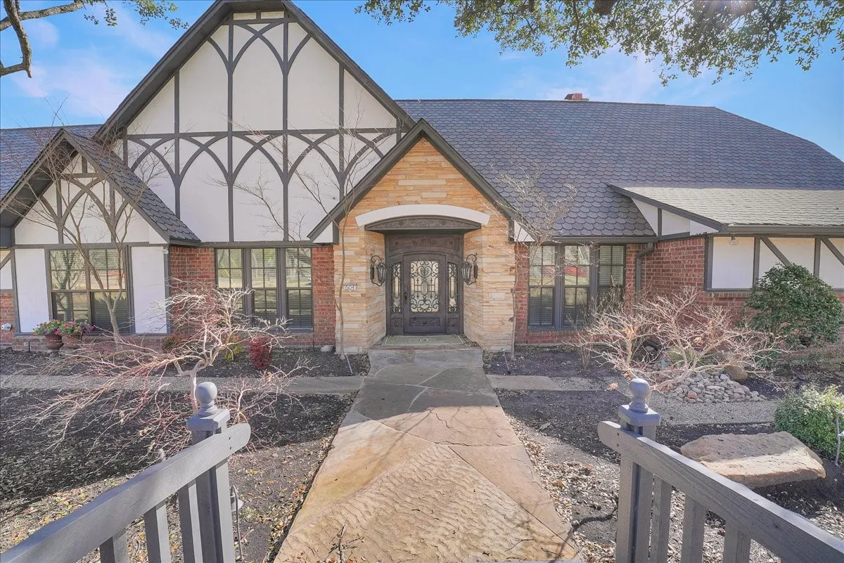 Single Family Residence For Sale in Ellis County , 604 S Hampton Road, Oak Leaf, Texas 75154, 4 Bedroom, 4 Bathroom, 3 Garage spaces, 3,750 Sqft, built in 1977, mls#21306131, Real Estate Agent in Oak Leaf, Homes For Sale in Ellis county, Homes For Sale in Oak Leaf, Realtor in Oak Leaf Texas, Real Estate Brokerage Independent Realty Texas, Luminita Cordes Realtor