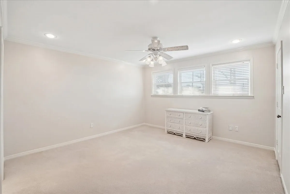 Single Family Residence For Sale in Ellis County , 604 S Hampton Road, Oak Leaf, Texas 75154, 4 Bedroom, 4 Bathroom, 3 Garage spaces, 3,750 Sqft, built in 1977, mls#21306131, Real Estate Agent in Oak Leaf, Homes For Sale in Ellis county, Homes For Sale in Oak Leaf, Realtor in Oak Leaf Texas, Real Estate Brokerage Independent Realty Texas, Luminita Cordes Realtor
