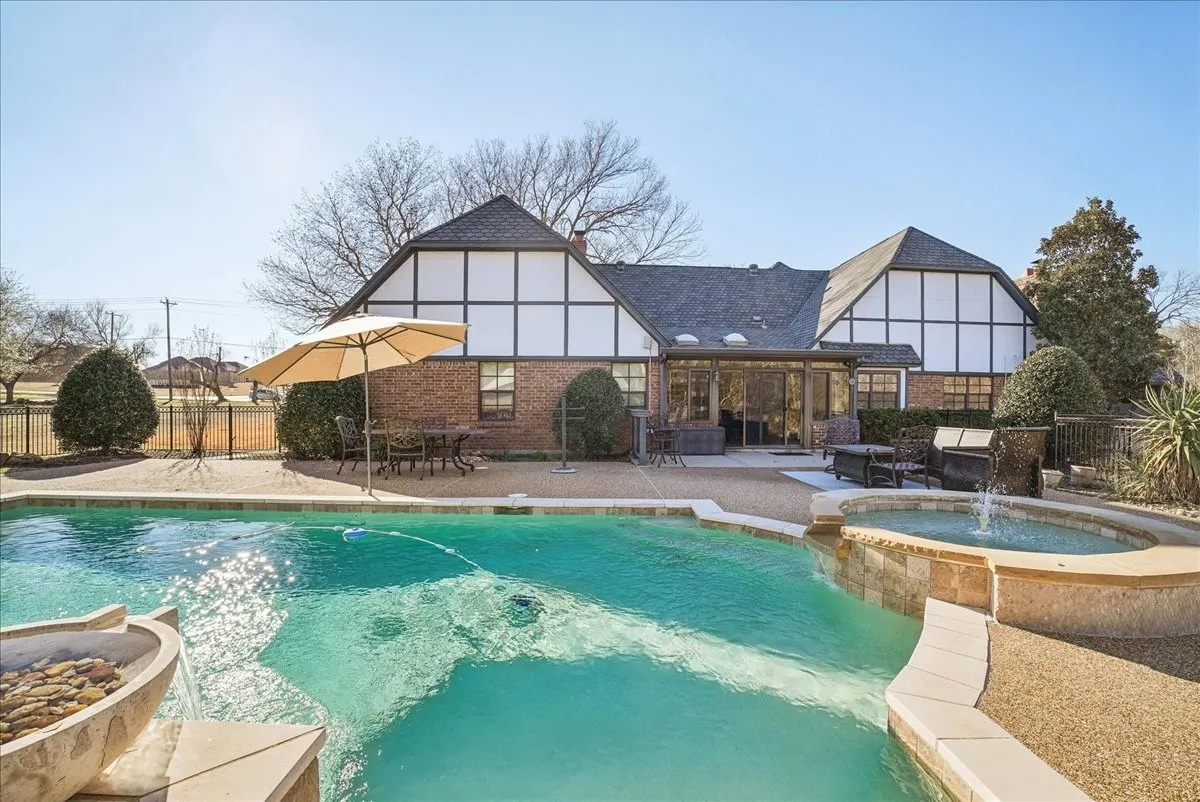 Single Family Residence For Sale in Ellis County , 604 S Hampton Road, Oak Leaf, Texas 75154, 4 Bedroom, 4 Bathroom, 3 Garage spaces, 3,750 Sqft, built in 1977, mls#21306131, Real Estate Agent in Oak Leaf, Homes For Sale in Ellis county, Homes For Sale in Oak Leaf, Realtor in Oak Leaf Texas, Real Estate Brokerage Independent Realty Texas, Luminita Cordes Realtor