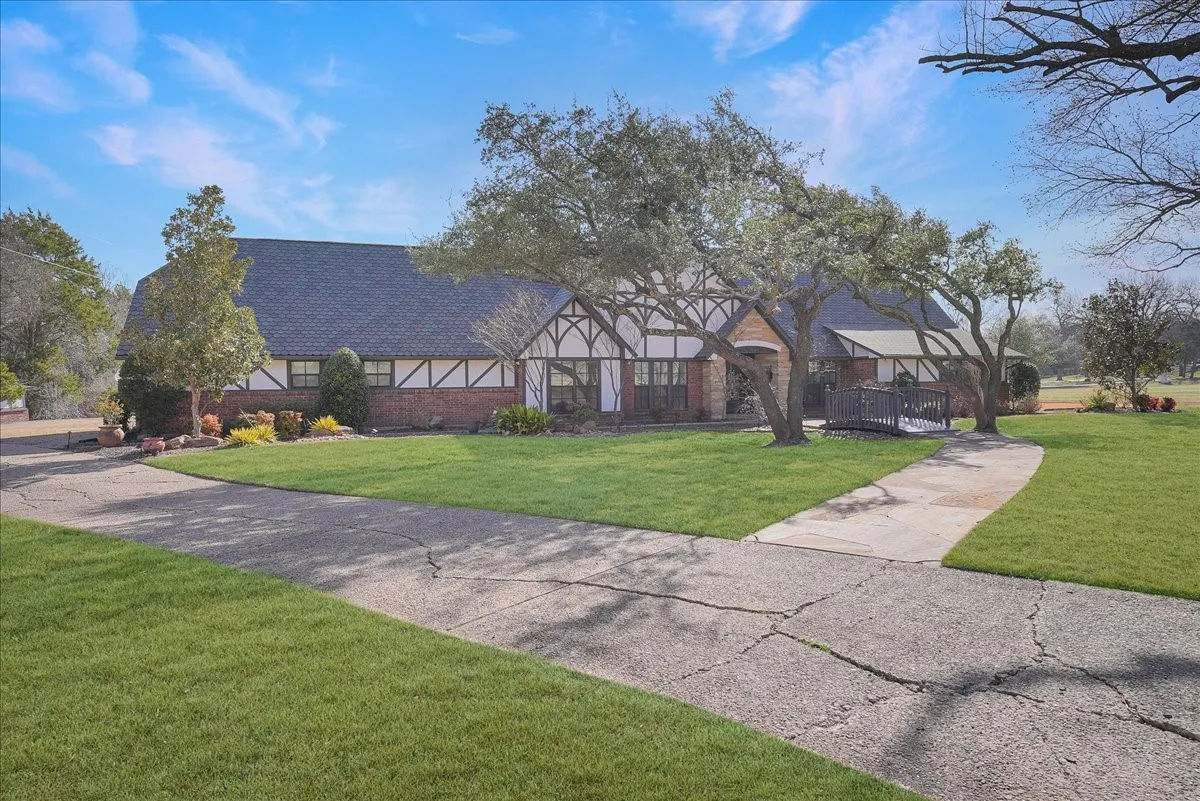 Single Family Residence For Sale in Ellis County , 604 S Hampton Road, Oak Leaf, Texas 75154, 4 Bedroom, 4 Bathroom, 3 Garage spaces, 3,750 Sqft, built in 1977, mls#21306131, Real Estate Agent in Oak Leaf, Homes For Sale in Ellis county, Homes For Sale in Oak Leaf, Realtor in Oak Leaf Texas, Real Estate Brokerage Independent Realty Texas, Luminita Cordes Realtor