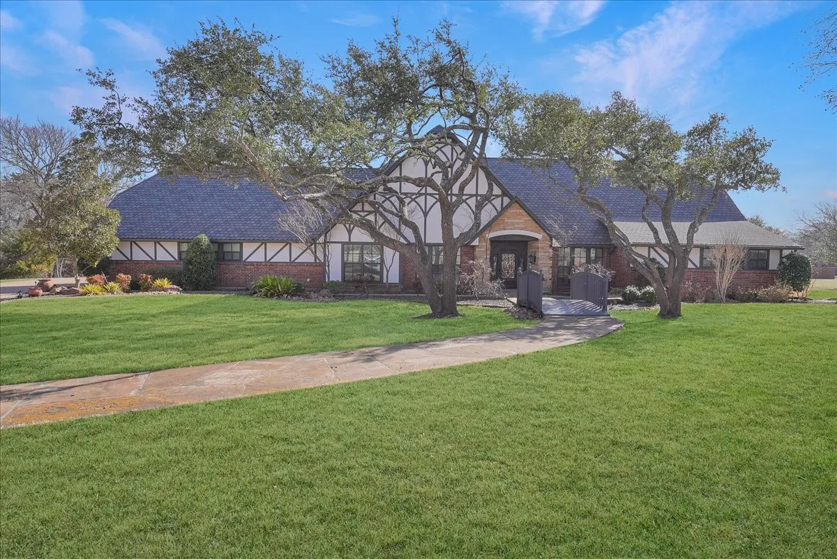 Single Family Residence For Sale in Ellis County , 604 S Hampton Road, Oak Leaf, Texas 75154, 4 Bedroom, 4 Bathroom, 3 Garage spaces, 3,750 Sqft, built in 1977, mls#21306131, Real Estate Agent in Oak Leaf, Homes For Sale in Ellis county, Homes For Sale in Oak Leaf, Realtor in Oak Leaf Texas, Real Estate Brokerage Independent Realty Texas, Luminita Cordes Realtor