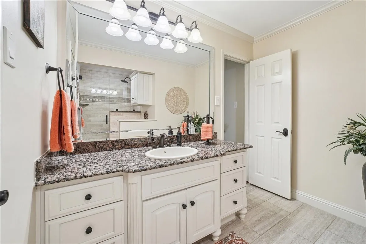 Single Family Residence For Sale in Ellis County , 604 S Hampton Road, Oak Leaf, Texas 75154, 4 Bedroom, 4 Bathroom, 3 Garage spaces, 3,750 Sqft, built in 1977, mls#21306131, Real Estate Agent in Oak Leaf, Homes For Sale in Ellis county, Homes For Sale in Oak Leaf, Realtor in Oak Leaf Texas, Real Estate Brokerage Independent Realty Texas, Luminita Cordes Realtor