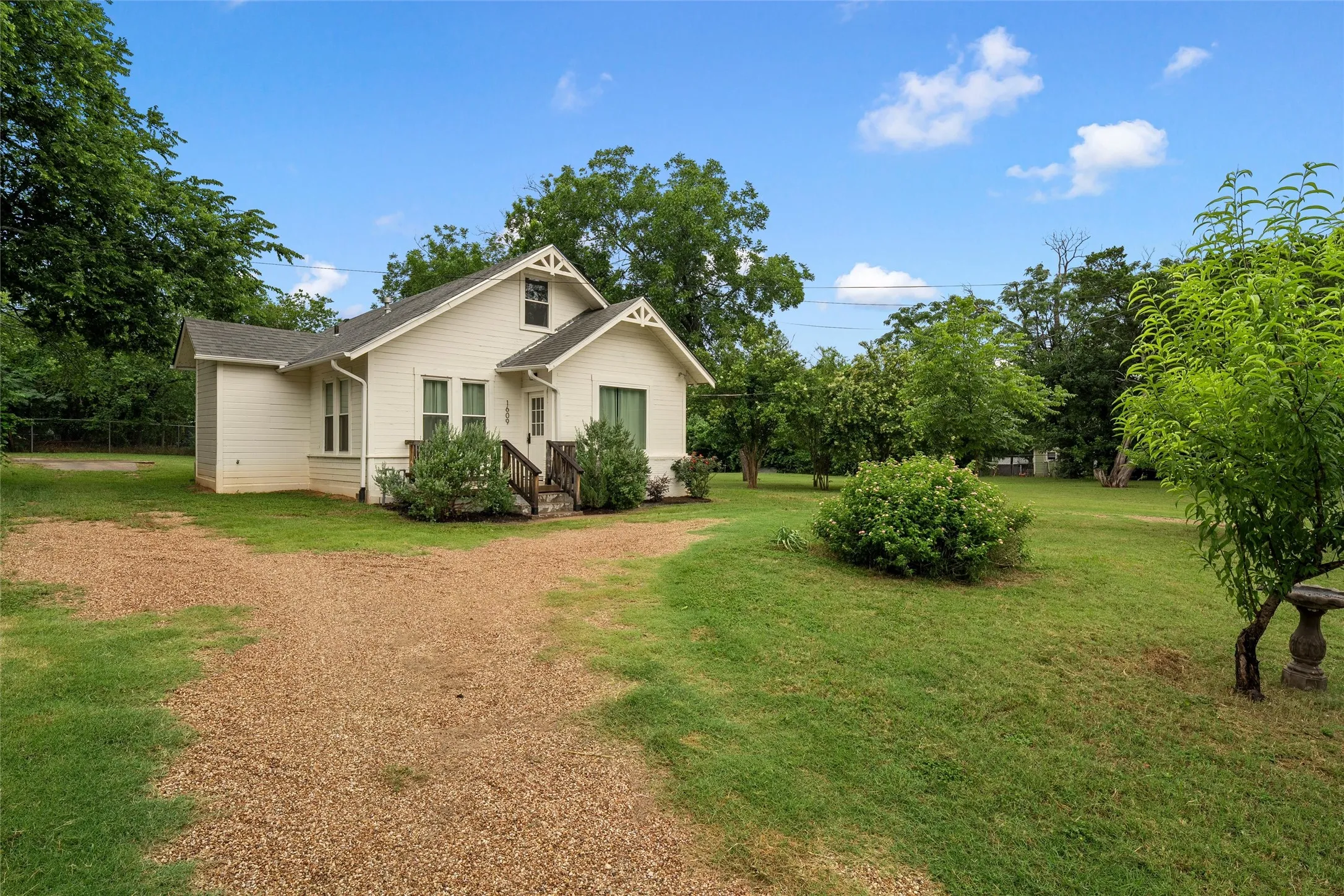 Single Family Residence For Sale in Mc Lennan County , 1609 Reuter Avenue, Waco, Texas 76708, 3 Bedroom, 2 Bathroom, Garage spaces, 1,566 Sqft, built in 1930, mls#21308135, Real Estate Agent in Waco, Homes For Sale in Mc Lennan county, Homes For Sale in Waco, Realtor in Waco Texas, Real Estate Brokerage Independent Realty Texas, Luminita Cordes Realtor