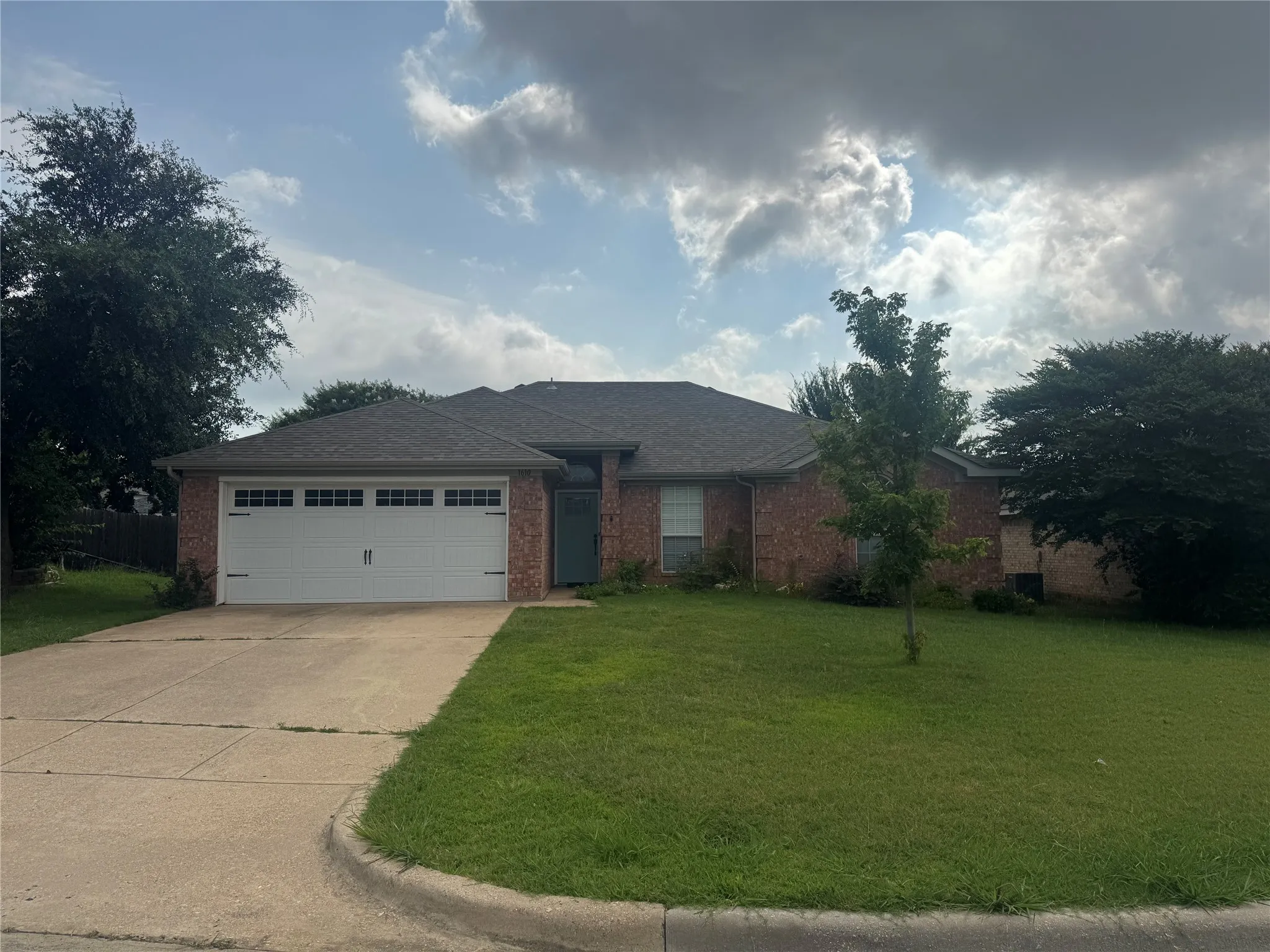 Single Family Residence For Sale in Tarrant County , 1610 Ocean Drive, Mansfield, Texas 76063, 3 Bedrooms, 2 Bathrooms, 2 Garage spaces, 1,579 Sqft, built in 2001, Price $375,000, mls#21304575, Real Estate Agent in Mansfield, Homes For Sale in Tarrant county, Homes For Sale in Mansfield, Realtor in Mansfield Texas, Real Estate Brokerage Independent Realty Texas, Luminita Cordes Realtor