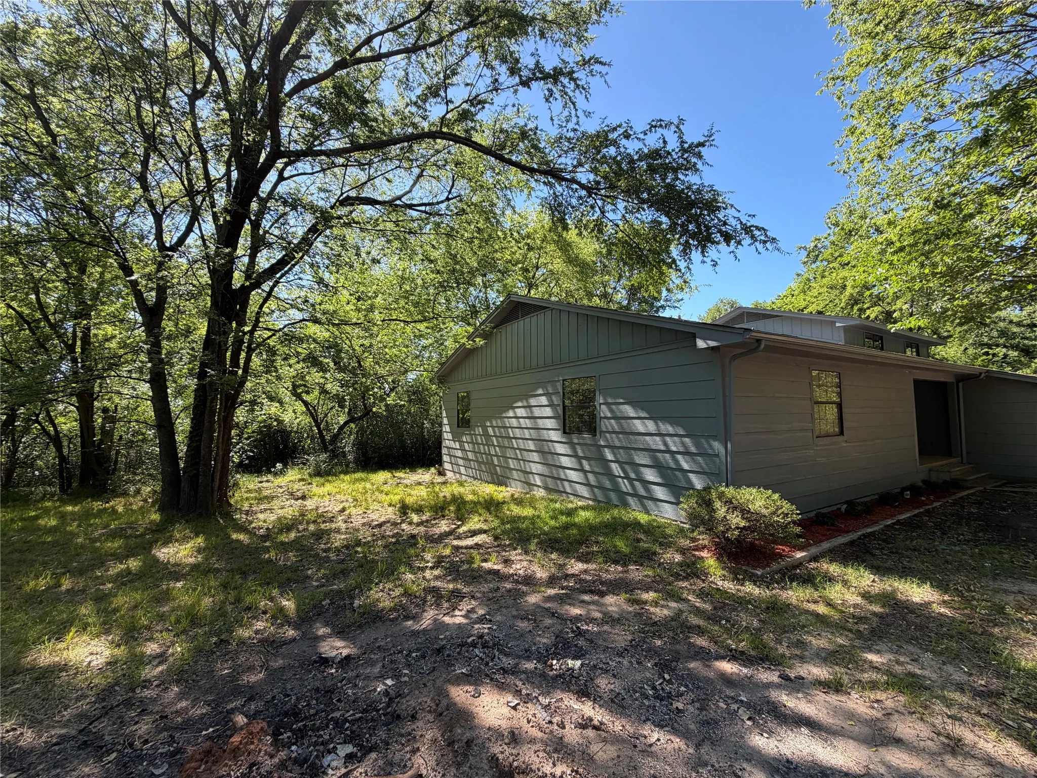 Single Family Residence For Sale in Henderson County , 257 W Acres Road, Gun Barrel City, Texas 75156, 3 Bedrooms, 2 Bathrooms, 2 Garage spaces, 1,770 Sqft, built in 1978, Price $299,000, mls#21308923, Real Estate Agent in Gun Barrel City, Homes For Sale in Henderson county, Homes For Sale in Gun Barrel City, Realtor in Gun Barrel City Texas, Real Estate Brokerage Independent Realty Texas, Luminita Cordes Realtor