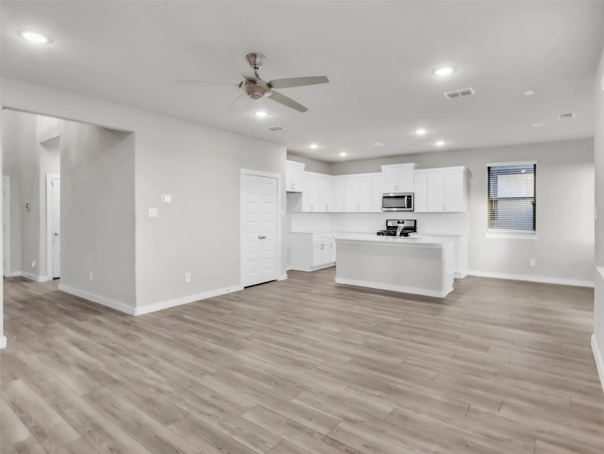 Single Family Residence For Sale in Collin County , 2214 Spring Side Drive, Royse City, Texas 75189, 4 Bedroom, 3 Bathroom, 2 Garage spaces, 2,184 Sqft, built in 2022, mls#21306995, Real Estate Agent in Royse City, Homes For Sale in Collin county, Homes For Sale in Royse City, Realtor in Royse City Texas, Real Estate Brokerage Independent Realty Texas, Luminita Cordes Realtor