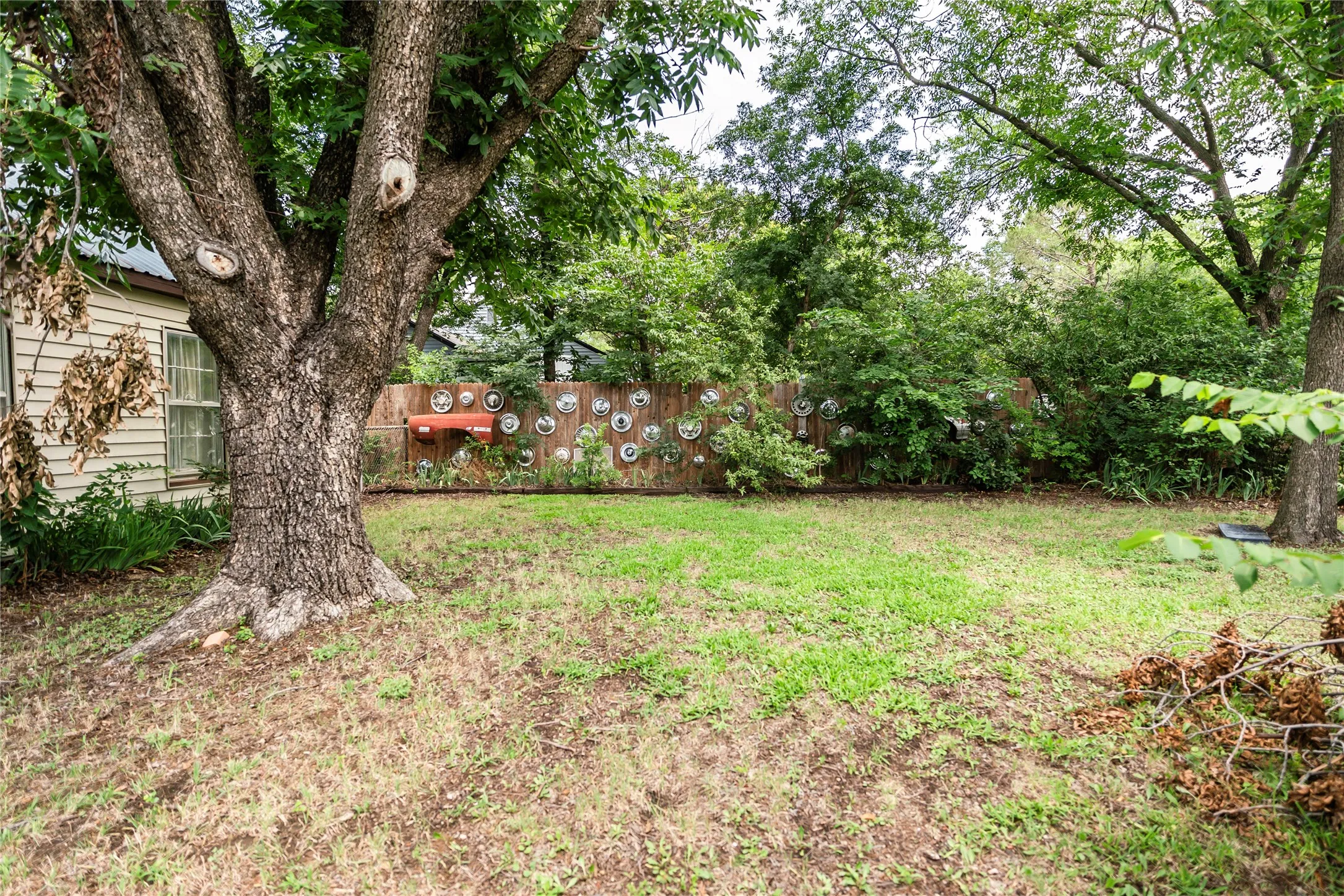 Single Family Residence For Sale in Montague County , 706 E Highway 82, Nocona, Texas 76255, 2 Bedroom, 1 Bathroom, Garage spaces, 1,275 Sqft, built in 1945, mls#21308902, Real Estate Agent in Nocona, Homes For Sale in Montague county, Homes For Sale in Nocona, Realtor in Nocona Texas, Real Estate Brokerage Independent Realty Texas, Luminita Cordes Realtor