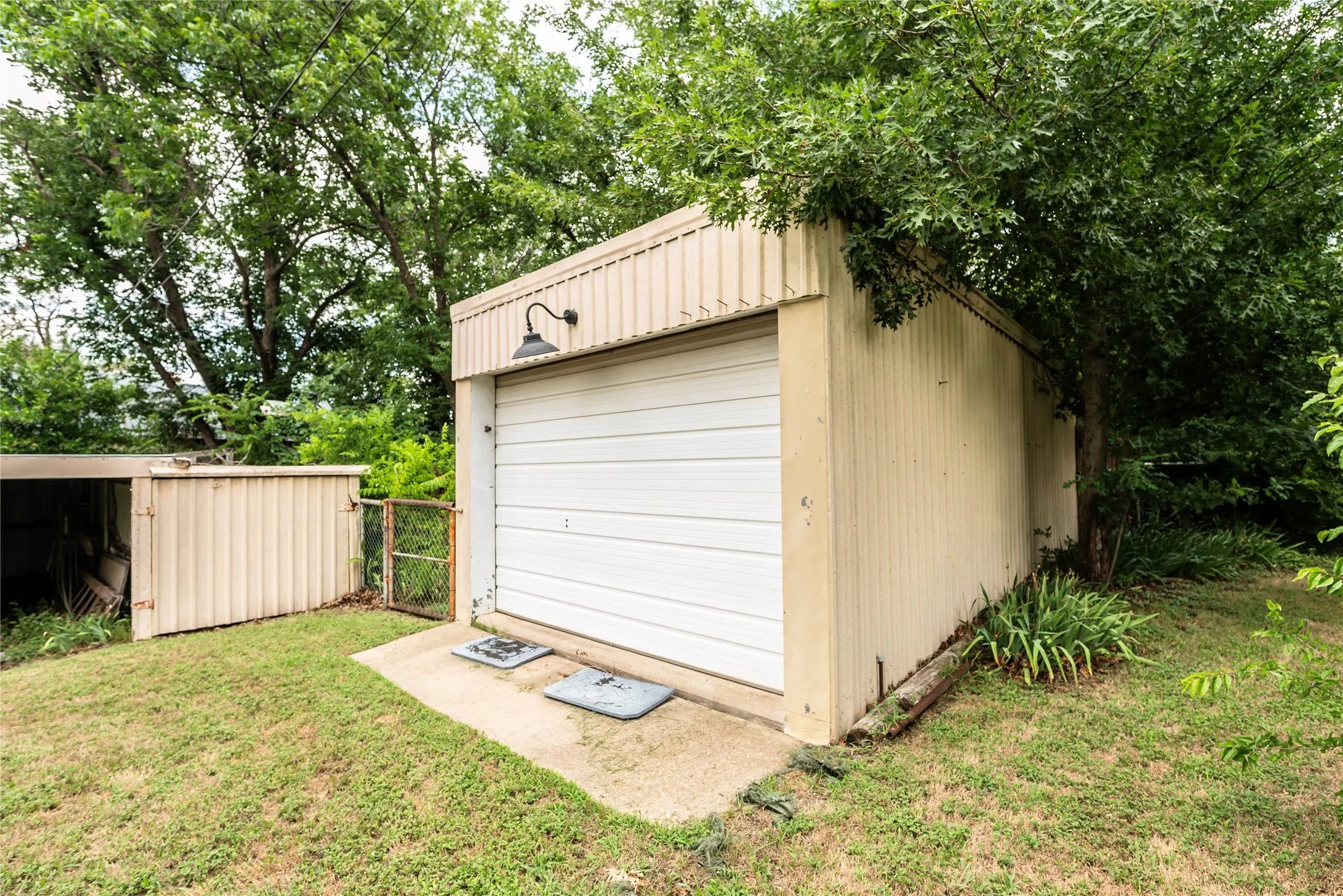 Single Family Residence For Sale in Montague County , 706 E Highway 82, Nocona, Texas 76255, 2 Bedroom, 1 Bathroom, Garage spaces, 1,275 Sqft, built in 1945, mls#21308902, Real Estate Agent in Nocona, Homes For Sale in Montague county, Homes For Sale in Nocona, Realtor in Nocona Texas, Real Estate Brokerage Independent Realty Texas, Luminita Cordes Realtor