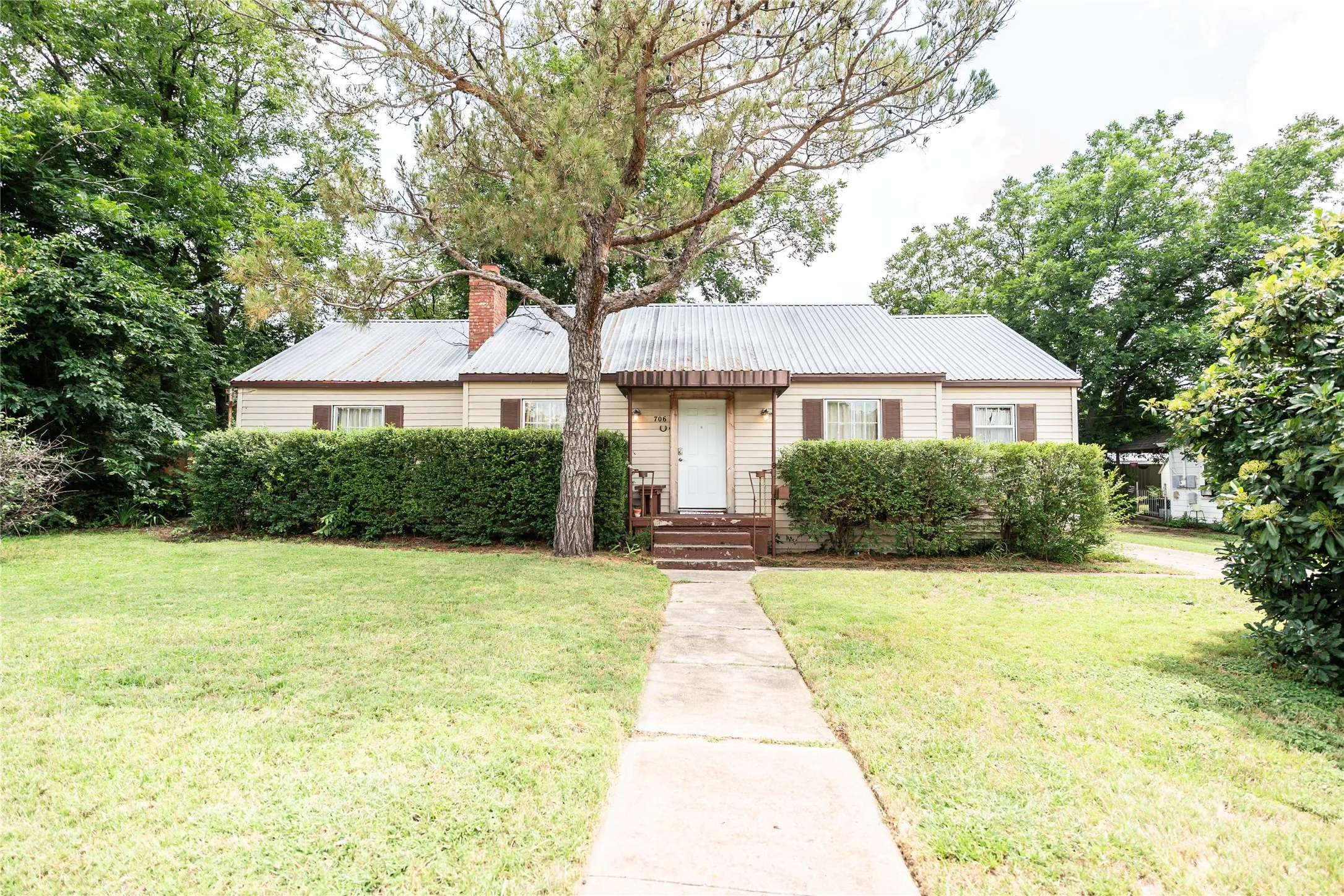 Single Family Residence For Sale in Montague County , 706 E Highway 82, Nocona, Texas 76255, 2 Bedroom, 1 Bathroom, Garage spaces, 1,275 Sqft, built in 1945, mls#21308902, Real Estate Agent in Nocona, Homes For Sale in Montague county, Homes For Sale in Nocona, Realtor in Nocona Texas, Real Estate Brokerage Independent Realty Texas, Luminita Cordes Realtor