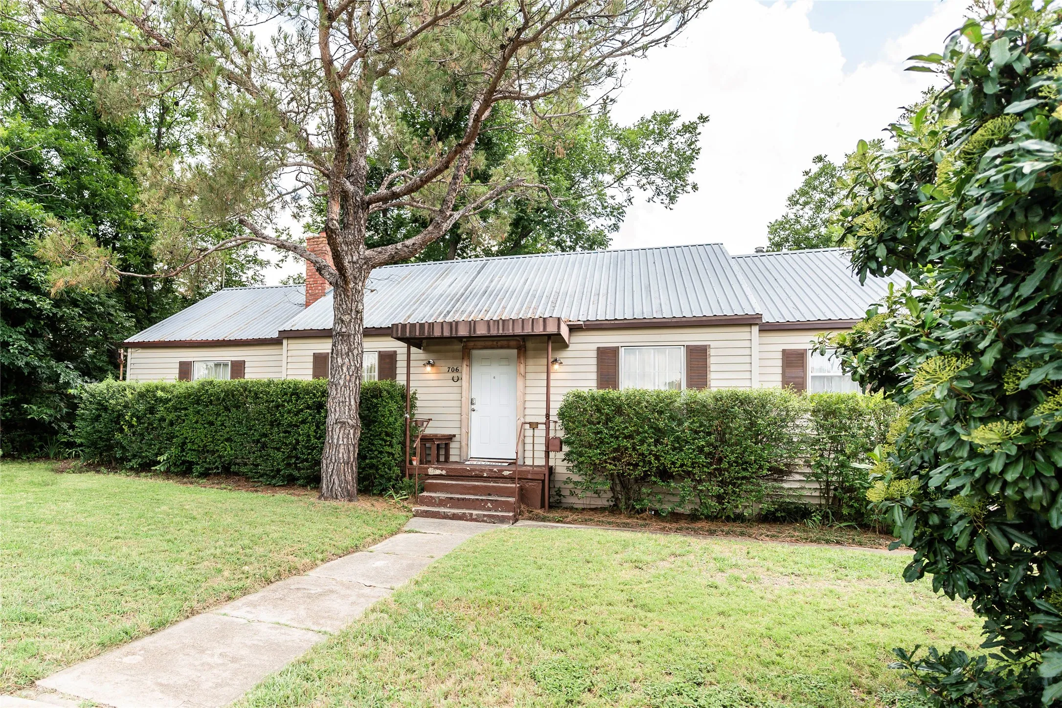 Single Family Residence For Sale in Montague County , 706 E Highway 82, Nocona, Texas 76255, 2 Bedroom, 1 Bathroom, Garage spaces, 1,275 Sqft, built in 1945, mls#21308902, Real Estate Agent in Nocona, Homes For Sale in Montague county, Homes For Sale in Nocona, Realtor in Nocona Texas, Real Estate Brokerage Independent Realty Texas, Luminita Cordes Realtor