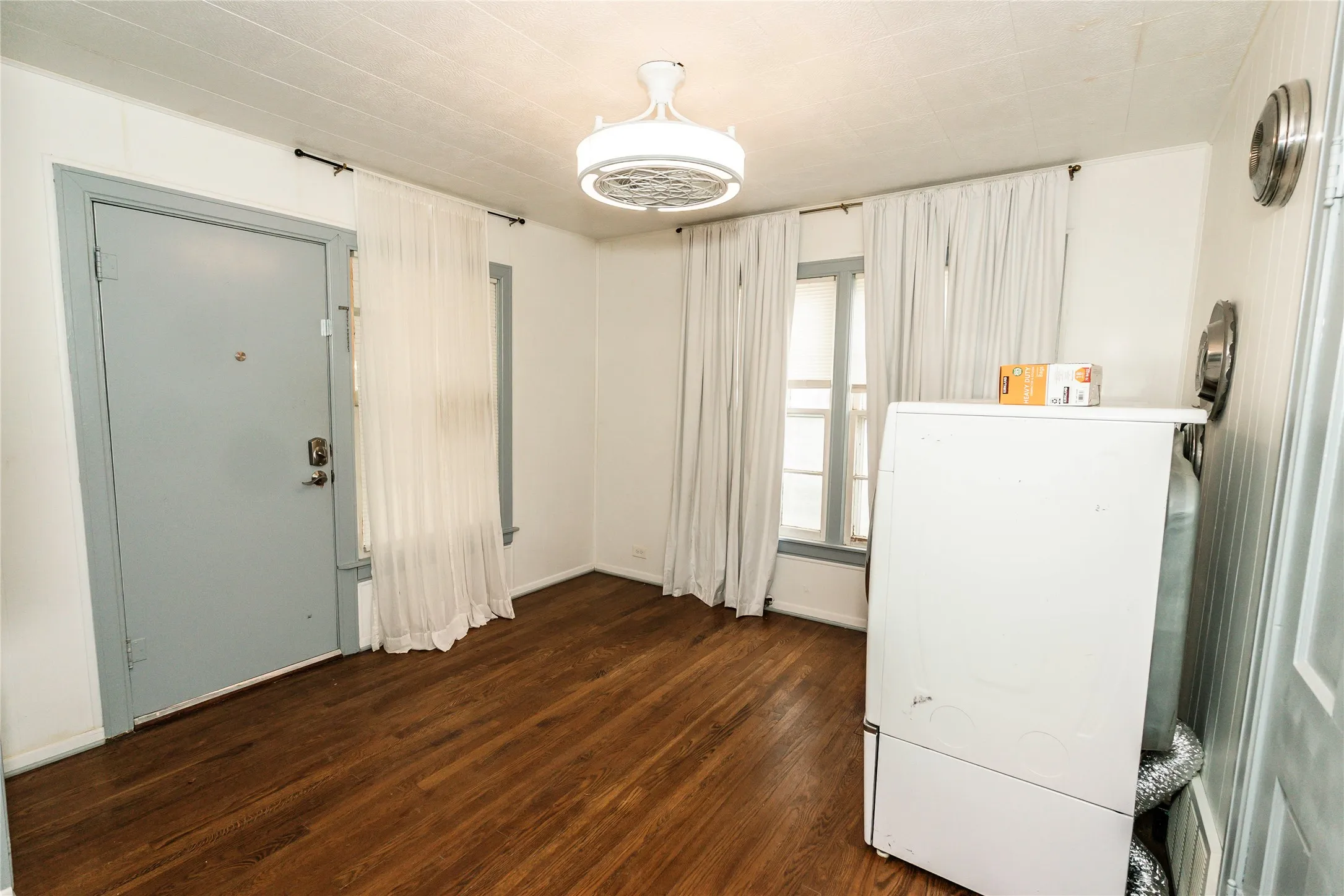 Single Family Residence For Sale in Montague County , 706 E Highway 82, Nocona, Texas 76255, 2 Bedroom, 1 Bathroom, Garage spaces, 1,275 Sqft, built in 1945, mls#21308902, Real Estate Agent in Nocona, Homes For Sale in Montague county, Homes For Sale in Nocona, Realtor in Nocona Texas, Real Estate Brokerage Independent Realty Texas, Luminita Cordes Realtor