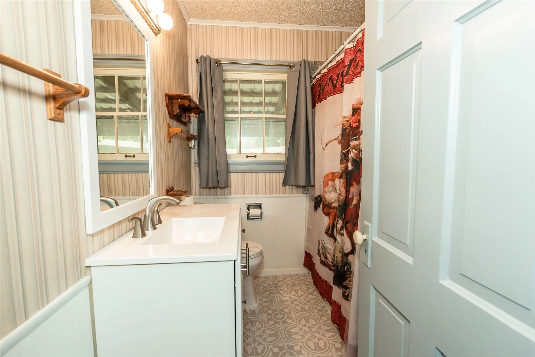 Single Family Residence For Sale in Montague County , 706 E Highway 82, Nocona, Texas 76255, 2 Bedroom, 1 Bathroom, Garage spaces, 1,275 Sqft, built in 1945, mls#21308902, Real Estate Agent in Nocona, Homes For Sale in Montague county, Homes For Sale in Nocona, Realtor in Nocona Texas, Real Estate Brokerage Independent Realty Texas, Luminita Cordes Realtor
