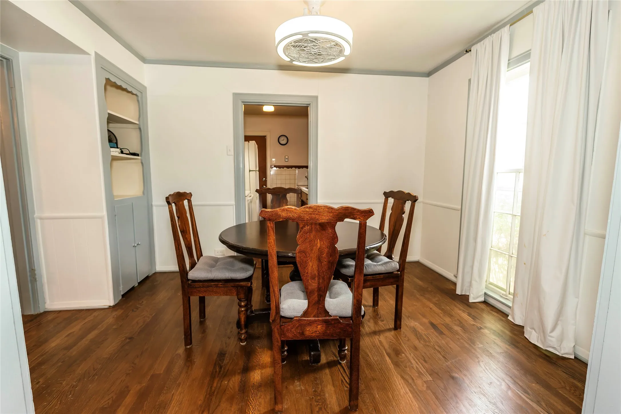 Single Family Residence For Sale in Montague County , 706 E Highway 82, Nocona, Texas 76255, 2 Bedroom, 1 Bathroom, Garage spaces, 1,275 Sqft, built in 1945, mls#21308902, Real Estate Agent in Nocona, Homes For Sale in Montague county, Homes For Sale in Nocona, Realtor in Nocona Texas, Real Estate Brokerage Independent Realty Texas, Luminita Cordes Realtor