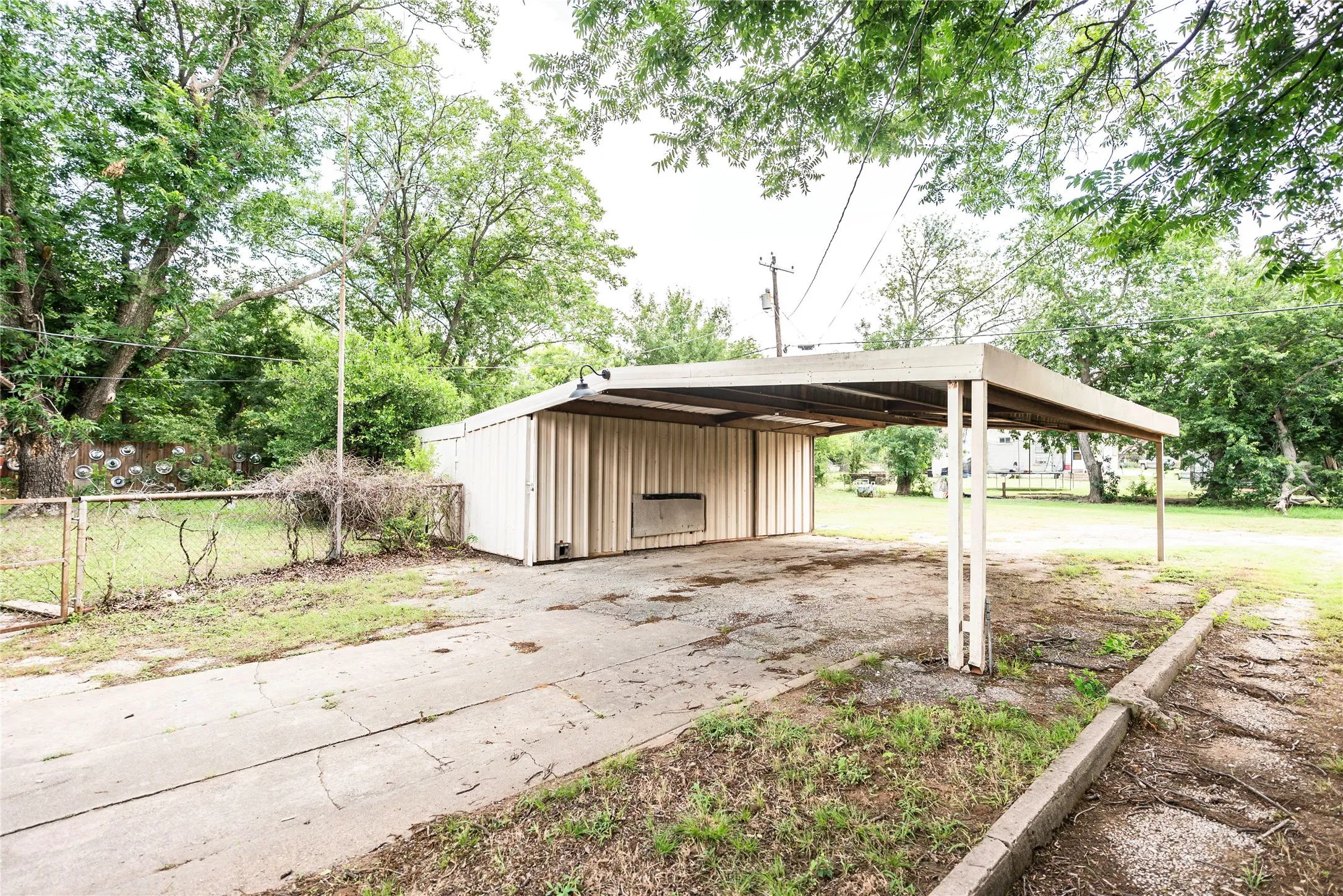 Single Family Residence For Sale in Montague County , 706 E Highway 82, Nocona, Texas 76255, 2 Bedroom, 1 Bathroom, Garage spaces, 1,275 Sqft, built in 1945, mls#21308902, Real Estate Agent in Nocona, Homes For Sale in Montague county, Homes For Sale in Nocona, Realtor in Nocona Texas, Real Estate Brokerage Independent Realty Texas, Luminita Cordes Realtor
