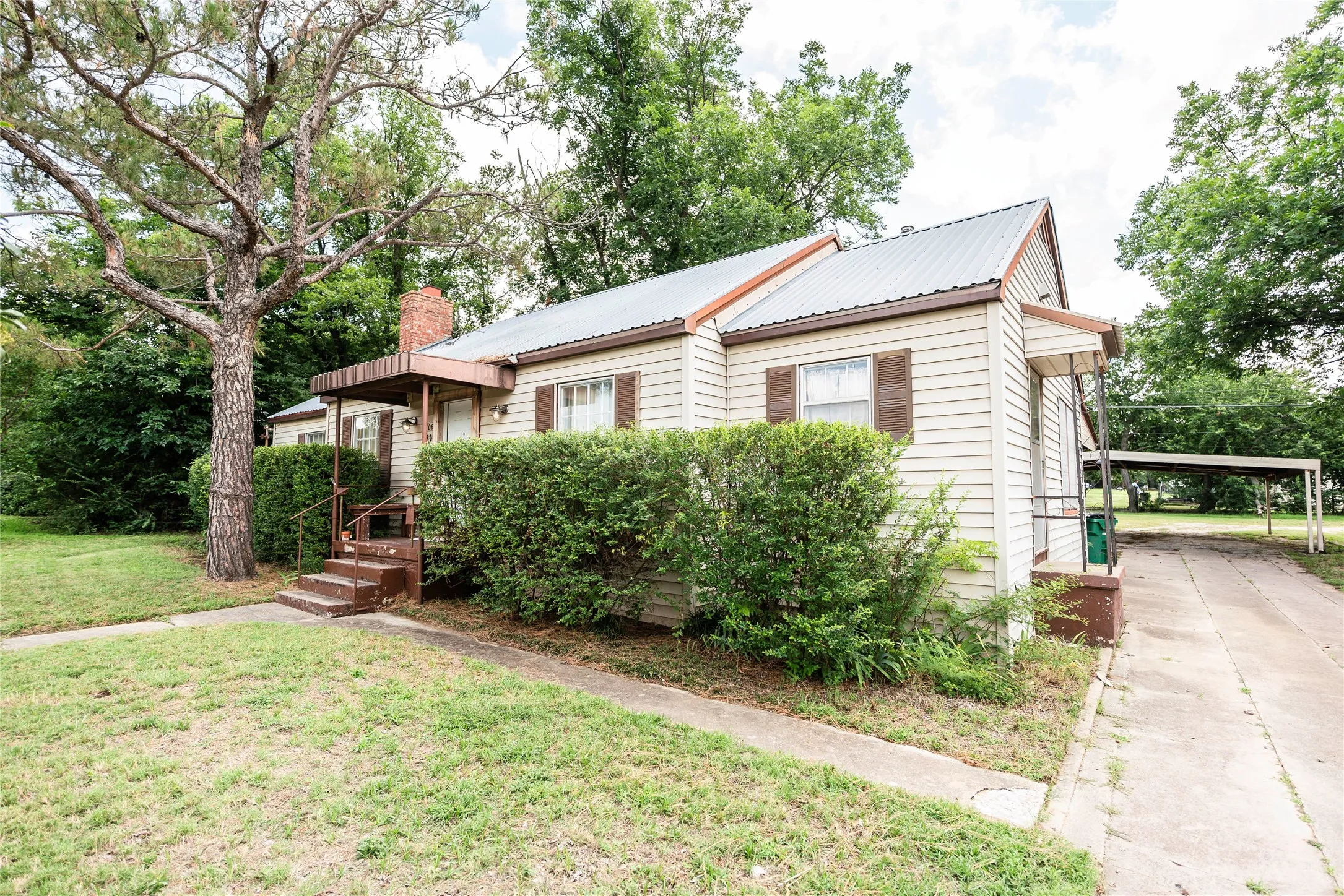 Single Family Residence For Sale in Montague County , 706 E Highway 82, Nocona, Texas 76255, 2 Bedroom, 1 Bathroom, Garage spaces, 1,275 Sqft, built in 1945, mls#21308902, Real Estate Agent in Nocona, Homes For Sale in Montague county, Homes For Sale in Nocona, Realtor in Nocona Texas, Real Estate Brokerage Independent Realty Texas, Luminita Cordes Realtor