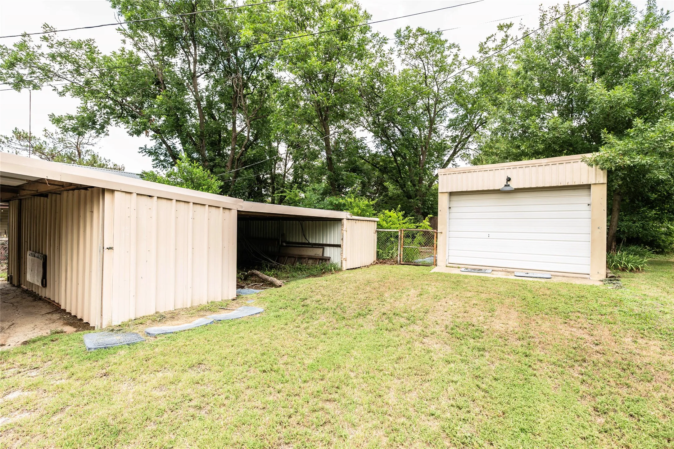 Single Family Residence For Sale in Montague County , 706 E Highway 82, Nocona, Texas 76255, 2 Bedroom, 1 Bathroom, Garage spaces, 1,275 Sqft, built in 1945, mls#21308902, Real Estate Agent in Nocona, Homes For Sale in Montague county, Homes For Sale in Nocona, Realtor in Nocona Texas, Real Estate Brokerage Independent Realty Texas, Luminita Cordes Realtor