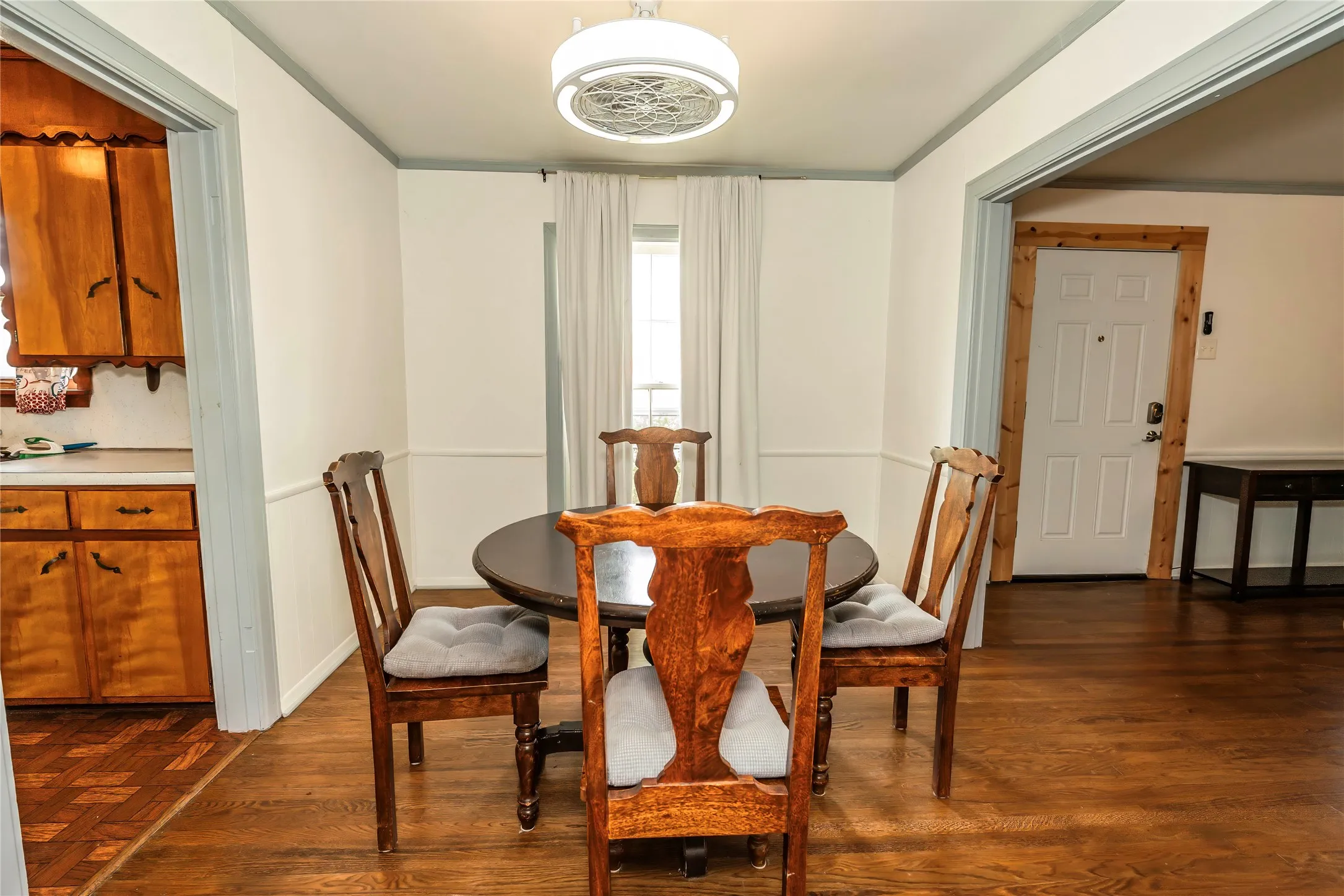 Single Family Residence For Sale in Montague County , 706 E Highway 82, Nocona, Texas 76255, 2 Bedroom, 1 Bathroom, Garage spaces, 1,275 Sqft, built in 1945, mls#21308902, Real Estate Agent in Nocona, Homes For Sale in Montague county, Homes For Sale in Nocona, Realtor in Nocona Texas, Real Estate Brokerage Independent Realty Texas, Luminita Cordes Realtor