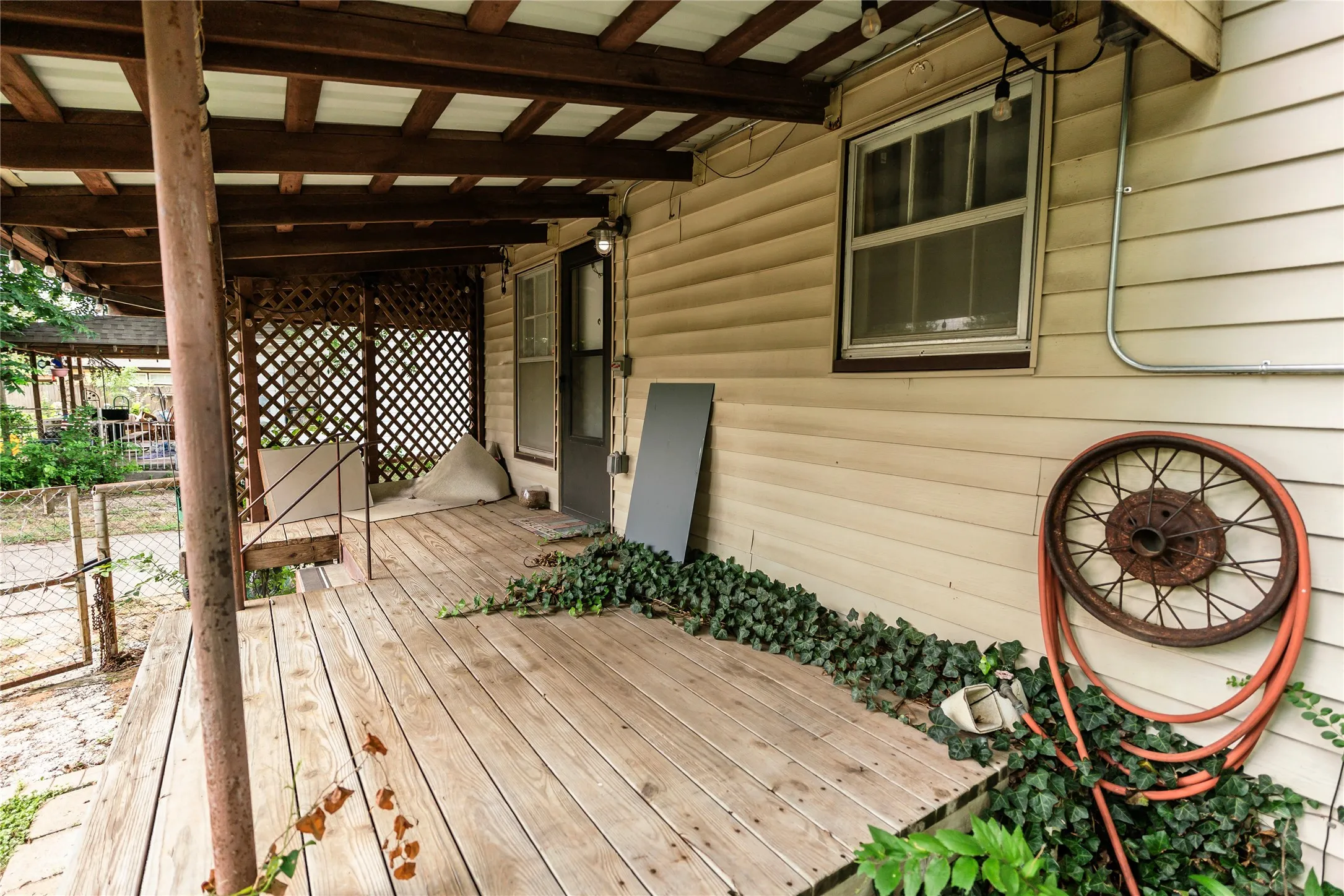 Single Family Residence For Sale in Montague County , 706 E Highway 82, Nocona, Texas 76255, 2 Bedroom, 1 Bathroom, Garage spaces, 1,275 Sqft, built in 1945, mls#21308902, Real Estate Agent in Nocona, Homes For Sale in Montague county, Homes For Sale in Nocona, Realtor in Nocona Texas, Real Estate Brokerage Independent Realty Texas, Luminita Cordes Realtor