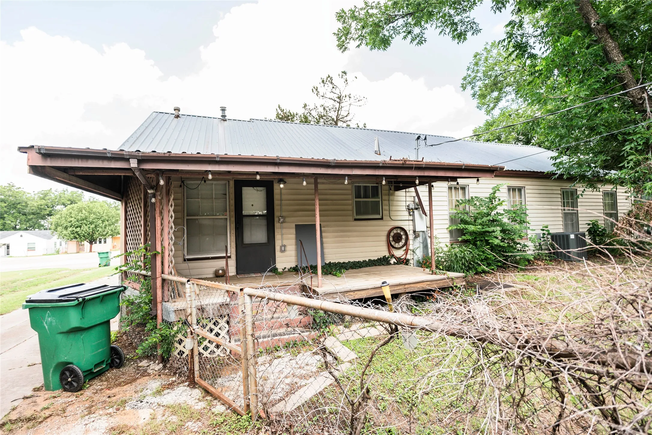 Single Family Residence For Sale in Montague County , 706 E Highway 82, Nocona, Texas 76255, 2 Bedroom, 1 Bathroom, Garage spaces, 1,275 Sqft, built in 1945, mls#21308902, Real Estate Agent in Nocona, Homes For Sale in Montague county, Homes For Sale in Nocona, Realtor in Nocona Texas, Real Estate Brokerage Independent Realty Texas, Luminita Cordes Realtor