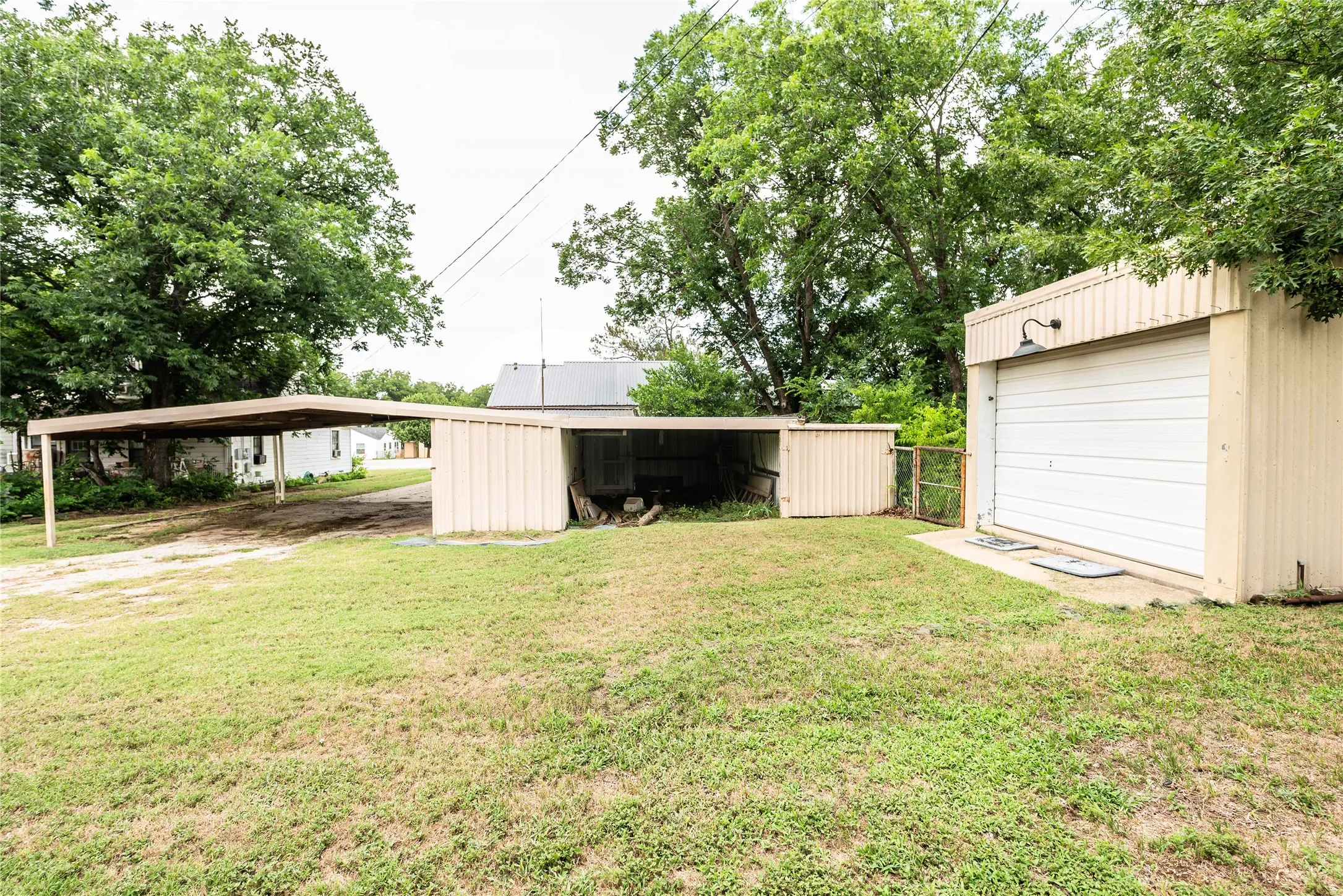 Single Family Residence For Sale in Montague County , 706 E Highway 82, Nocona, Texas 76255, 2 Bedroom, 1 Bathroom, Garage spaces, 1,275 Sqft, built in 1945, mls#21308902, Real Estate Agent in Nocona, Homes For Sale in Montague county, Homes For Sale in Nocona, Realtor in Nocona Texas, Real Estate Brokerage Independent Realty Texas, Luminita Cordes Realtor
