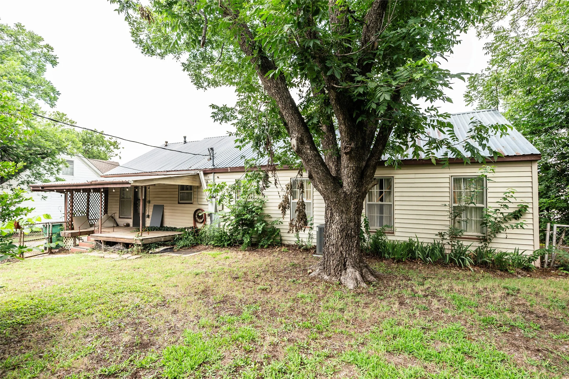 Single Family Residence For Sale in Montague County , 706 E Highway 82, Nocona, Texas 76255, 2 Bedroom, 1 Bathroom, Garage spaces, 1,275 Sqft, built in 1945, mls#21308902, Real Estate Agent in Nocona, Homes For Sale in Montague county, Homes For Sale in Nocona, Realtor in Nocona Texas, Real Estate Brokerage Independent Realty Texas, Luminita Cordes Realtor