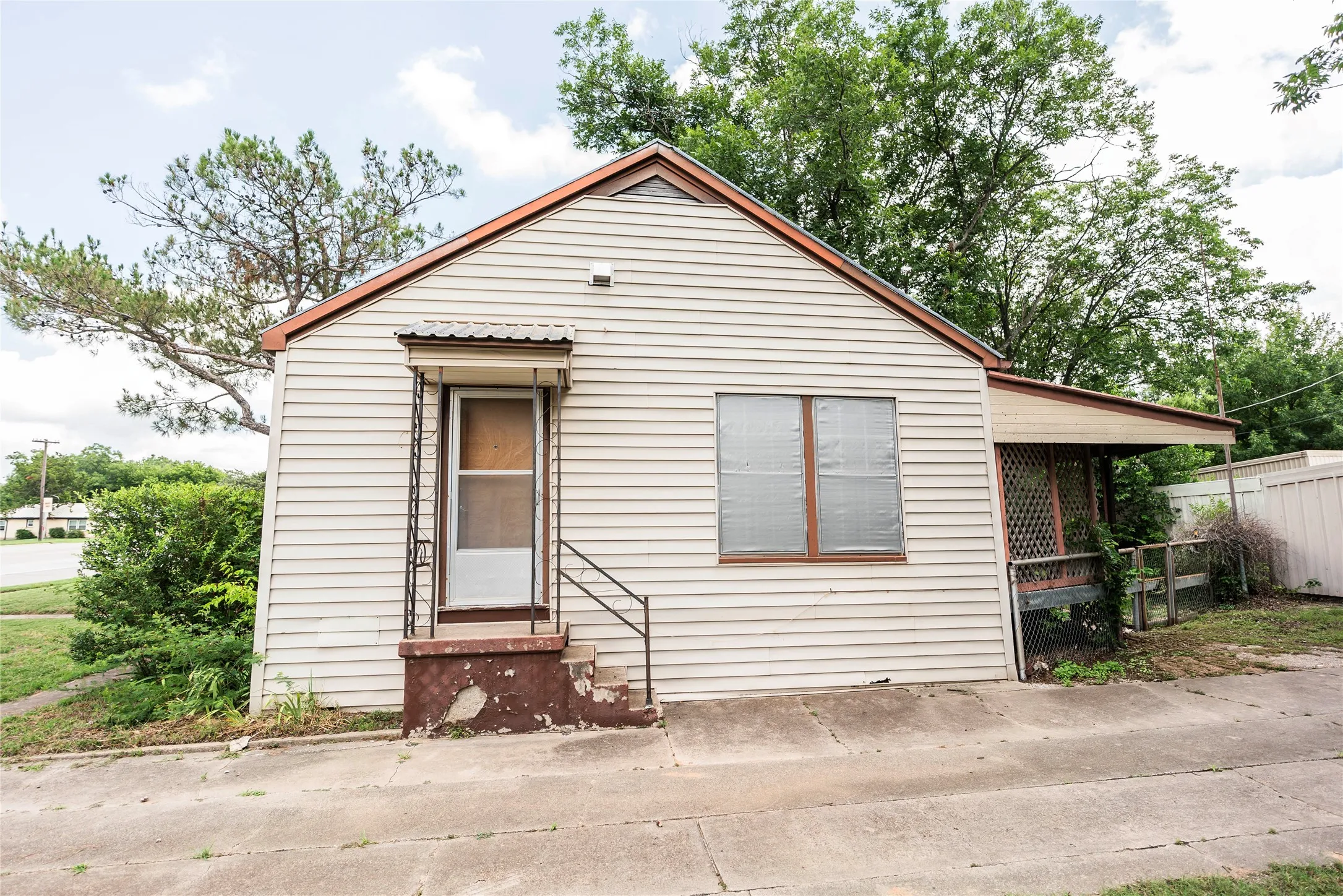 Single Family Residence For Sale in Montague County , 706 E Highway 82, Nocona, Texas 76255, 2 Bedroom, 1 Bathroom, Garage spaces, 1,275 Sqft, built in 1945, mls#21308902, Real Estate Agent in Nocona, Homes For Sale in Montague county, Homes For Sale in Nocona, Realtor in Nocona Texas, Real Estate Brokerage Independent Realty Texas, Luminita Cordes Realtor