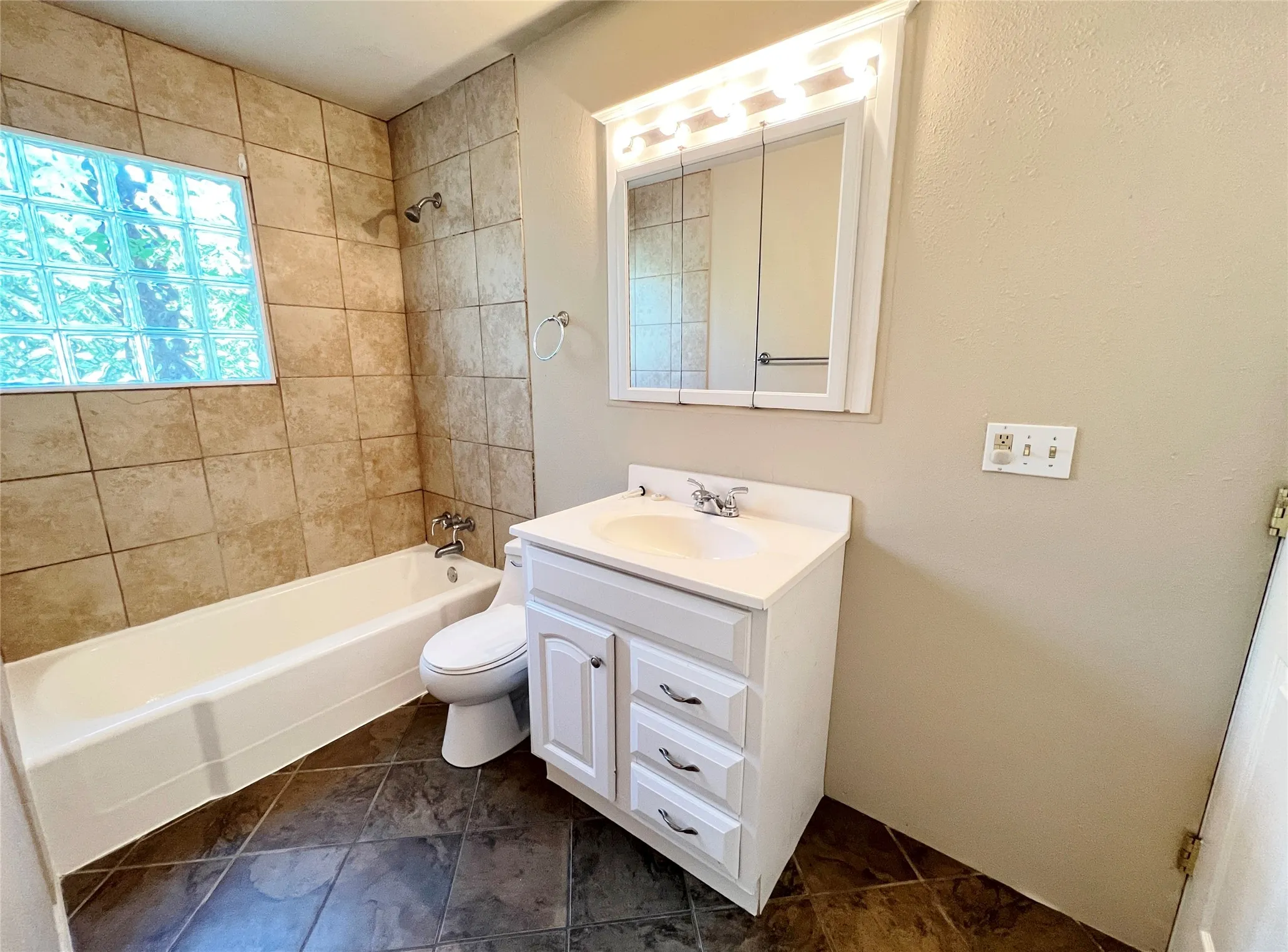 Single Family Residence For Rent in Denton County , 3909 Atlas Drive, Denton, Texas 76209, 3 Bedroom, 1 Bathroom, Garage spaces, 1,016 Sqft, built in 1965, mls#21309030, Real Estate Agent in Denton, Homes For Rent in Denton county, Homes For Rent in Denton, Realtor in Denton Texas, Real Estate Brokerage Independent Realty Texas, Luminita Cordes Realtor