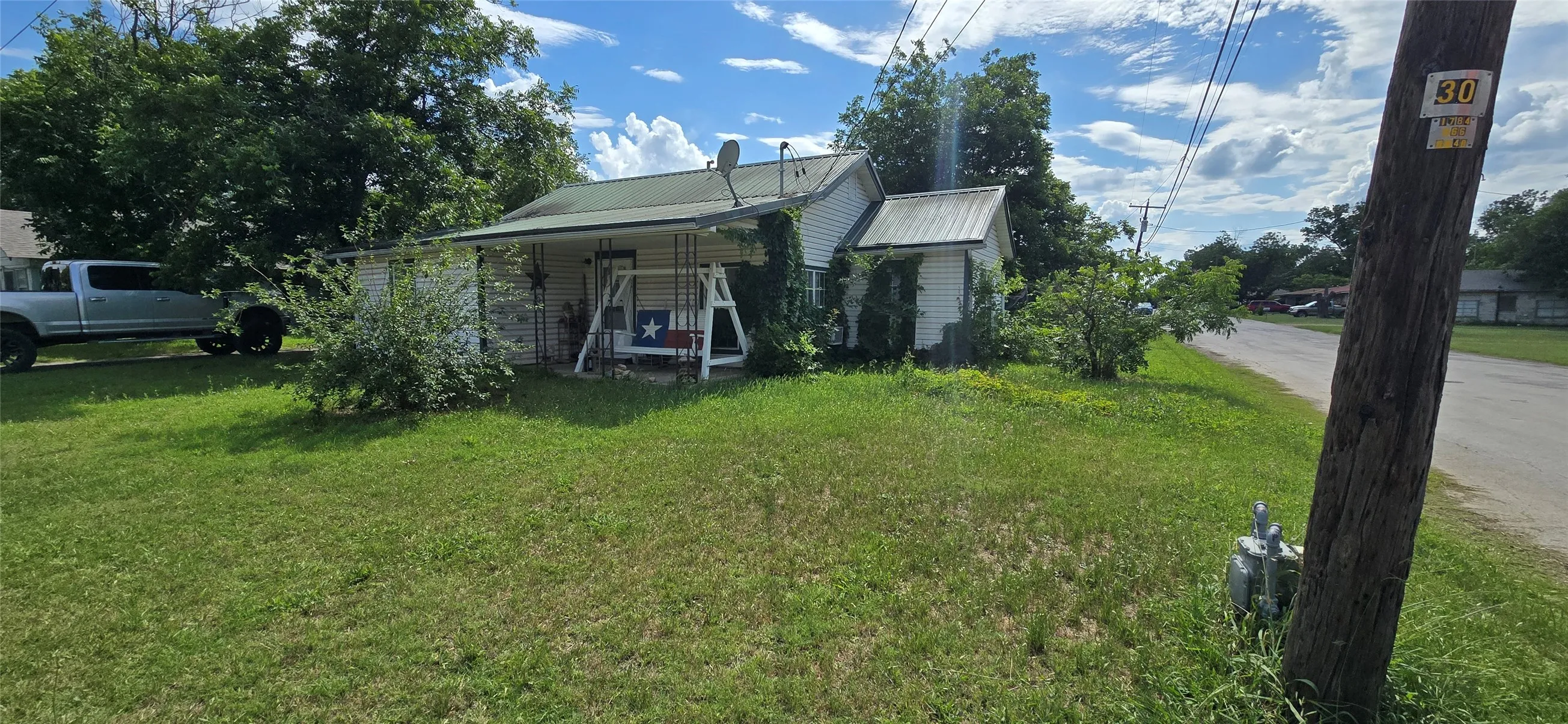 Single Family Residence For Sale in Jack County , 331 N 5th Street, Jacksboro, Texas 76458, 3 Bedroom, 2 Bathroom, Garage spaces, 1,014 Sqft, built in 1940, mls#21309042, Real Estate Agent in Jacksboro, Homes For Sale in Jack county, Homes For Sale in Jacksboro, Realtor in Jacksboro Texas, Real Estate Brokerage Independent Realty Texas, Luminita Cordes Realtor