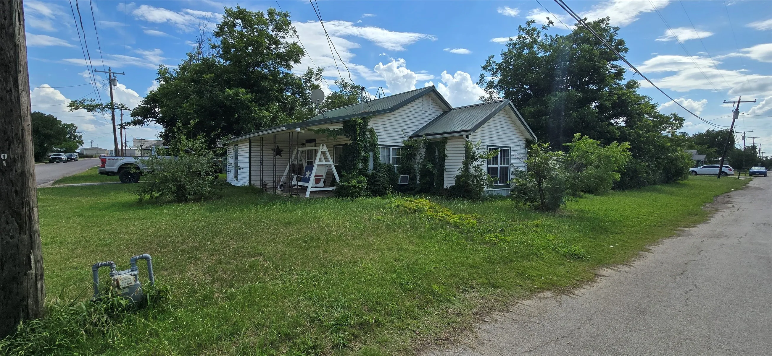 Single Family Residence For Sale in Jack County , 331 N 5th Street, Jacksboro, Texas 76458, 3 Bedroom, 2 Bathroom, Garage spaces, 1,014 Sqft, built in 1940, mls#21309042, Real Estate Agent in Jacksboro, Homes For Sale in Jack county, Homes For Sale in Jacksboro, Realtor in Jacksboro Texas, Real Estate Brokerage Independent Realty Texas, Luminita Cordes Realtor