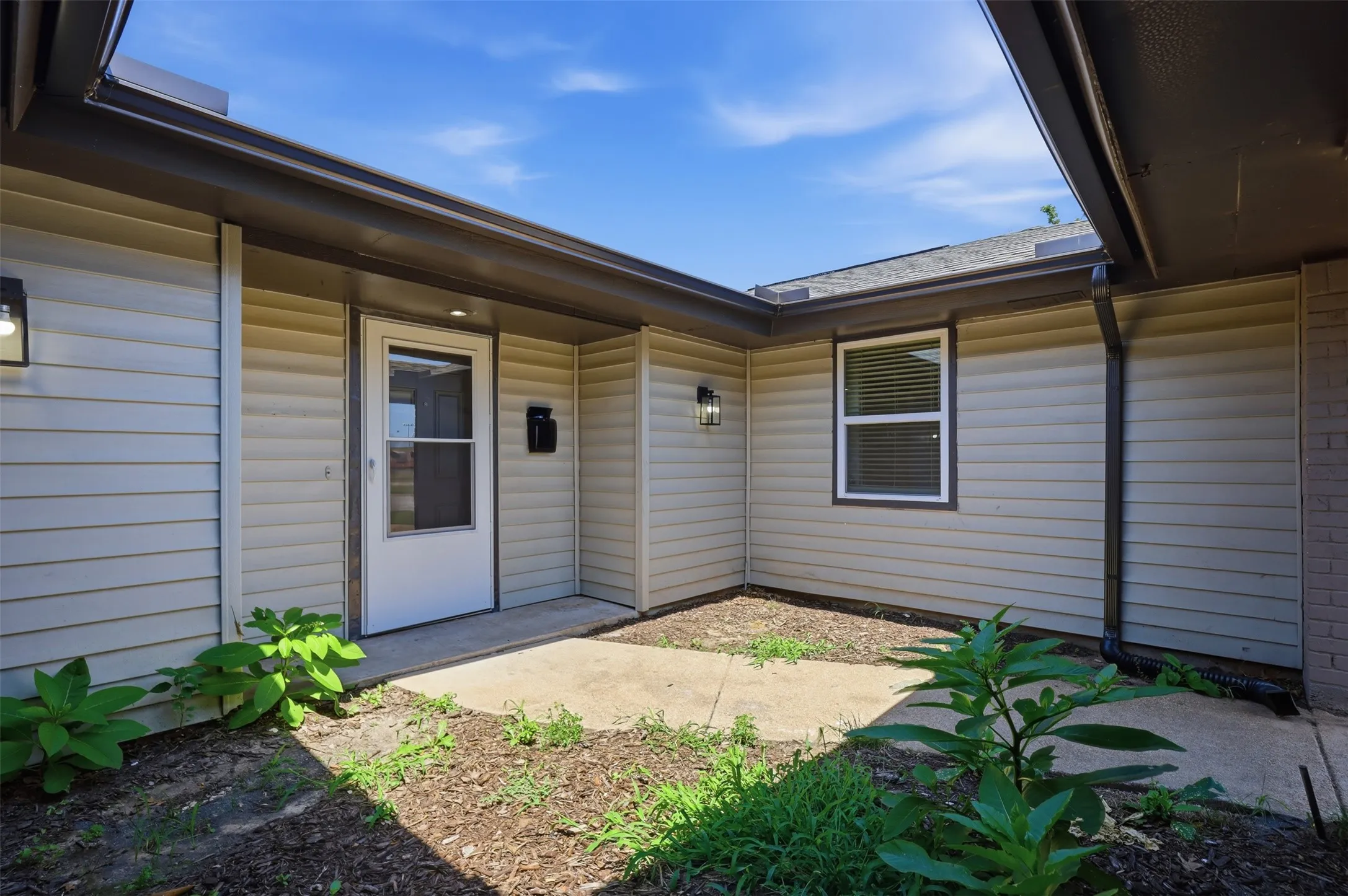 Duplex For Rent in Tarrant County , 4351 Altamesa Boulevard, Fort Worth, Texas 76133, 3 Bedroom, 2 Bathroom, 2 Garage spaces, 1,580 Sqft, built in 1976, mls#21308975, Real Estate Agent in Fort Worth, Homes For Rent in Tarrant county, Homes For Rent in Fort Worth, Realtor in Fort Worth Texas, Real Estate Brokerage Independent Realty Texas, Luminita Cordes Realtor