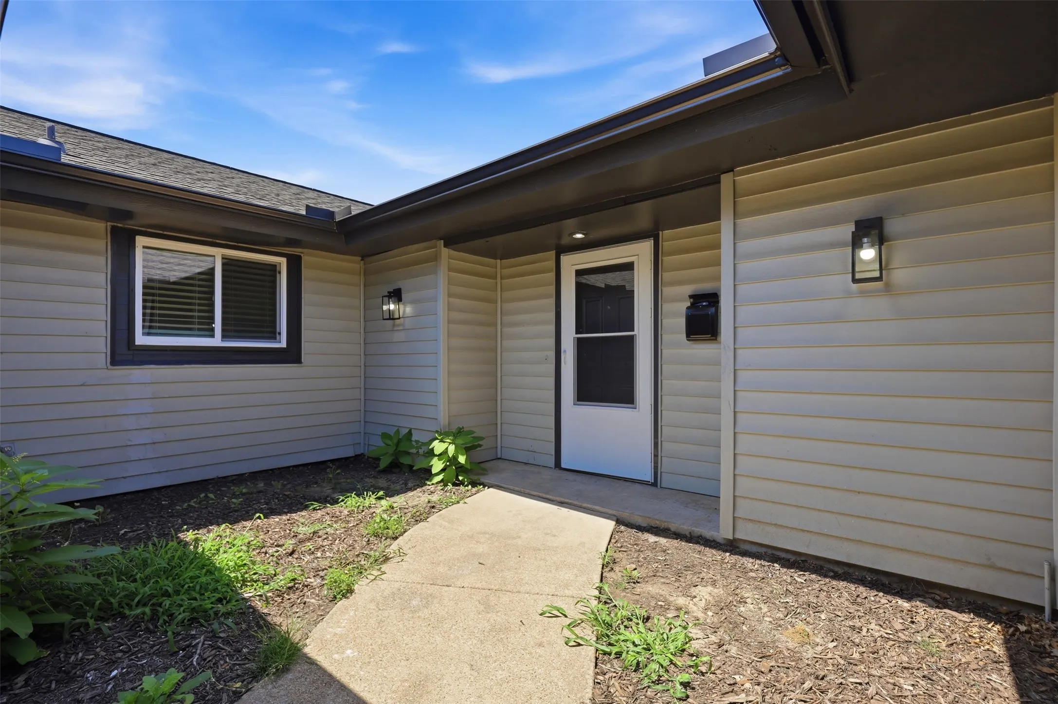 Duplex For Rent in Tarrant County , 4351 Altamesa Boulevard, Fort Worth, Texas 76133, 3 Bedroom, 2 Bathroom, 2 Garage spaces, 1,580 Sqft, built in 1976, mls#21308975, Real Estate Agent in Fort Worth, Homes For Rent in Tarrant county, Homes For Rent in Fort Worth, Realtor in Fort Worth Texas, Real Estate Brokerage Independent Realty Texas, Luminita Cordes Realtor