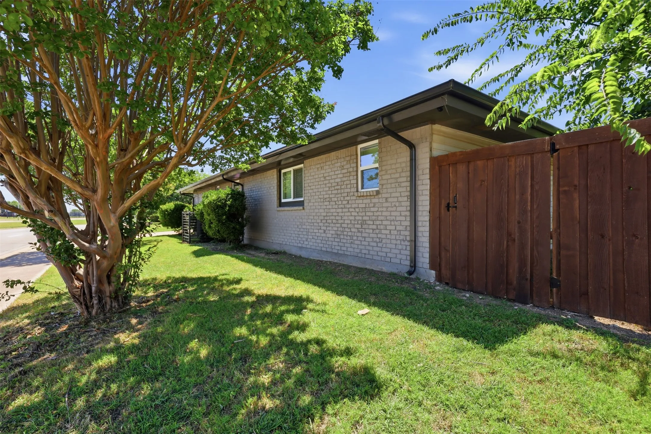 Duplex For Rent in Tarrant County , 4351 Altamesa Boulevard, Fort Worth, Texas 76133, 3 Bedroom, 2 Bathroom, 2 Garage spaces, 1,580 Sqft, built in 1976, mls#21308975, Real Estate Agent in Fort Worth, Homes For Rent in Tarrant county, Homes For Rent in Fort Worth, Realtor in Fort Worth Texas, Real Estate Brokerage Independent Realty Texas, Luminita Cordes Realtor
