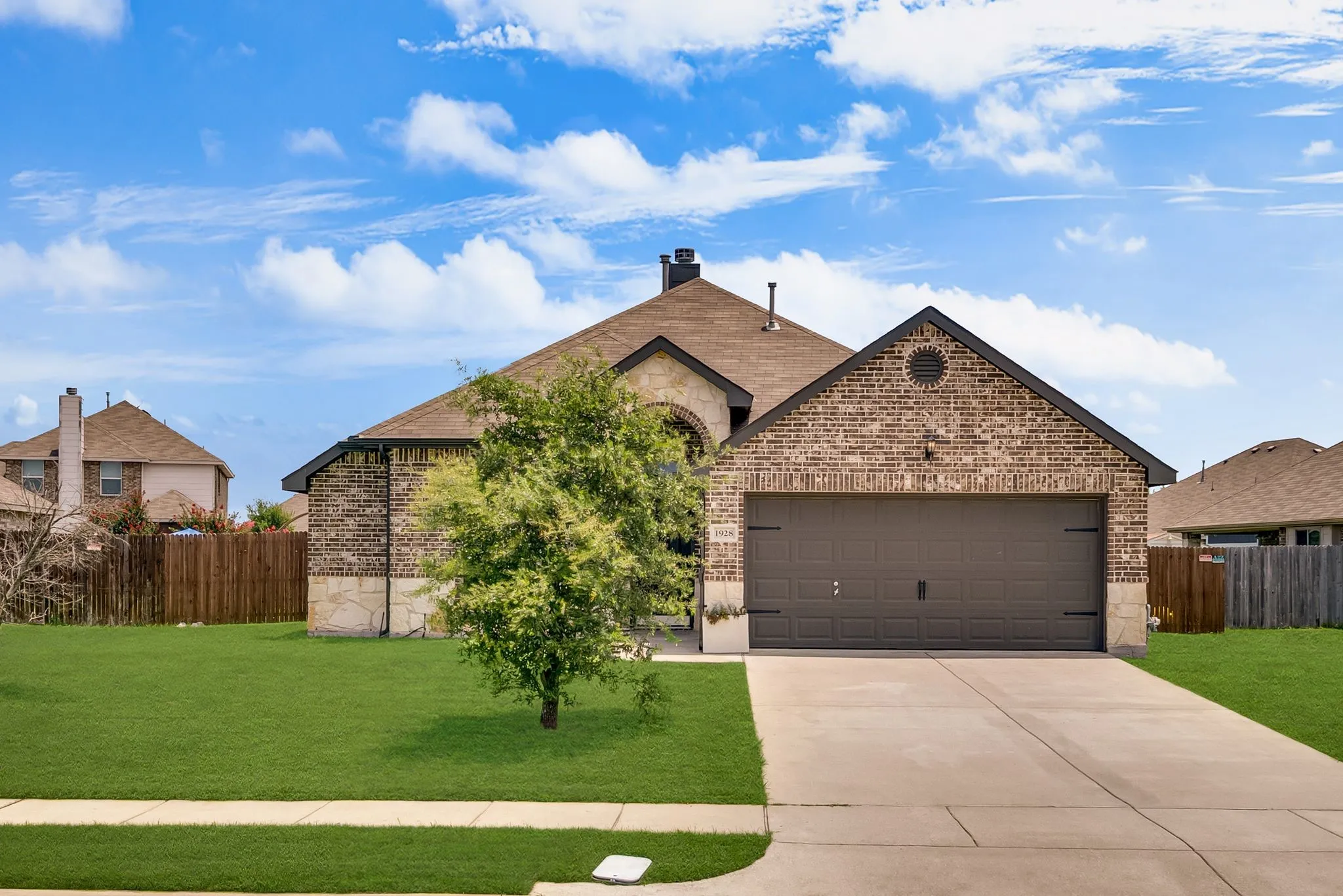 Single Family Residence For Sale in Collin County , 1928 Glen Meadow Drive, Royse City, Texas 75189, 4 Bedroom, 2 Bathroom, 2 Garage spaces, 1,706 Sqft, built in 2018, mls#21309064, Real Estate Agent in Royse City, Homes For Sale in Collin county, Homes For Sale in Royse City, Realtor in Royse City Texas, Real Estate Brokerage Independent Realty Texas, Luminita Cordes Realtor