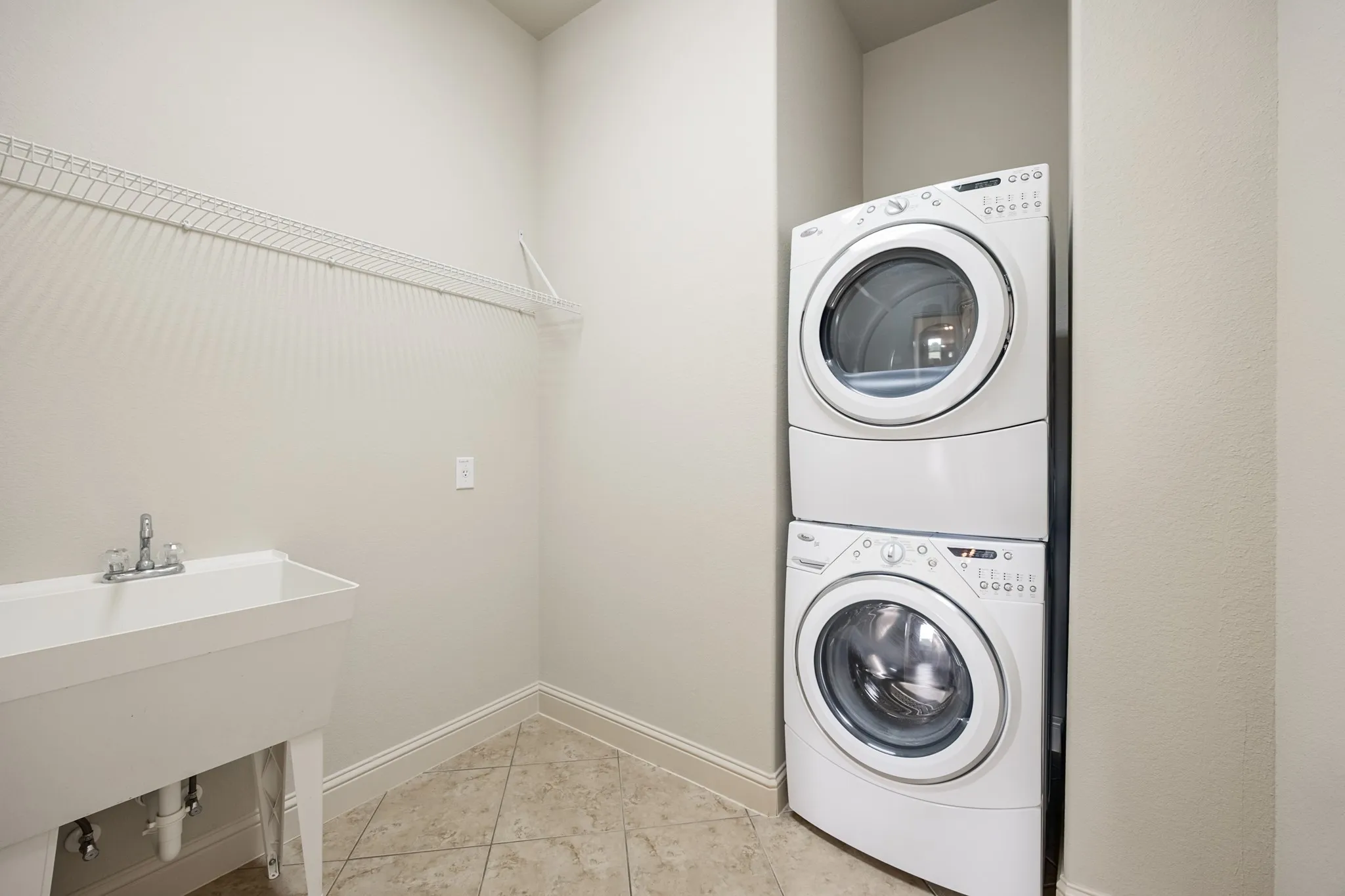 Single Family Residence For Sale in Hunt County , 6192 Graham Point Trail, Royse City, Texas 75189, 3 Bedroom, 4 Bathroom, 2 Garage spaces, 2,664 Sqft, built in 2009, mls#21308514, Real Estate Agent in Royse City, Homes For Sale in Hunt county, Homes For Sale in Royse City, Realtor in Royse City Texas, Real Estate Brokerage Independent Realty Texas, Luminita Cordes Realtor