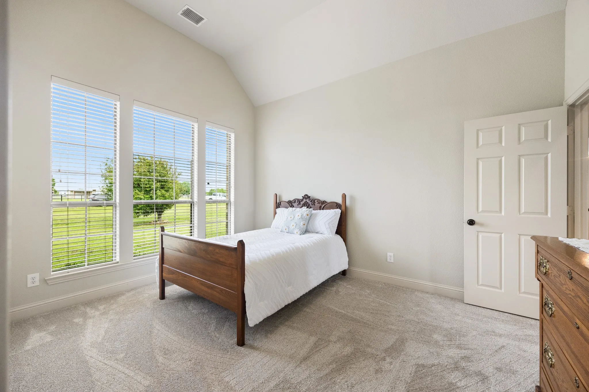 Single Family Residence For Sale in Hunt County , 6192 Graham Point Trail, Royse City, Texas 75189, 3 Bedroom, 4 Bathroom, 2 Garage spaces, 2,664 Sqft, built in 2009, mls#21308514, Real Estate Agent in Royse City, Homes For Sale in Hunt county, Homes For Sale in Royse City, Realtor in Royse City Texas, Real Estate Brokerage Independent Realty Texas, Luminita Cordes Realtor