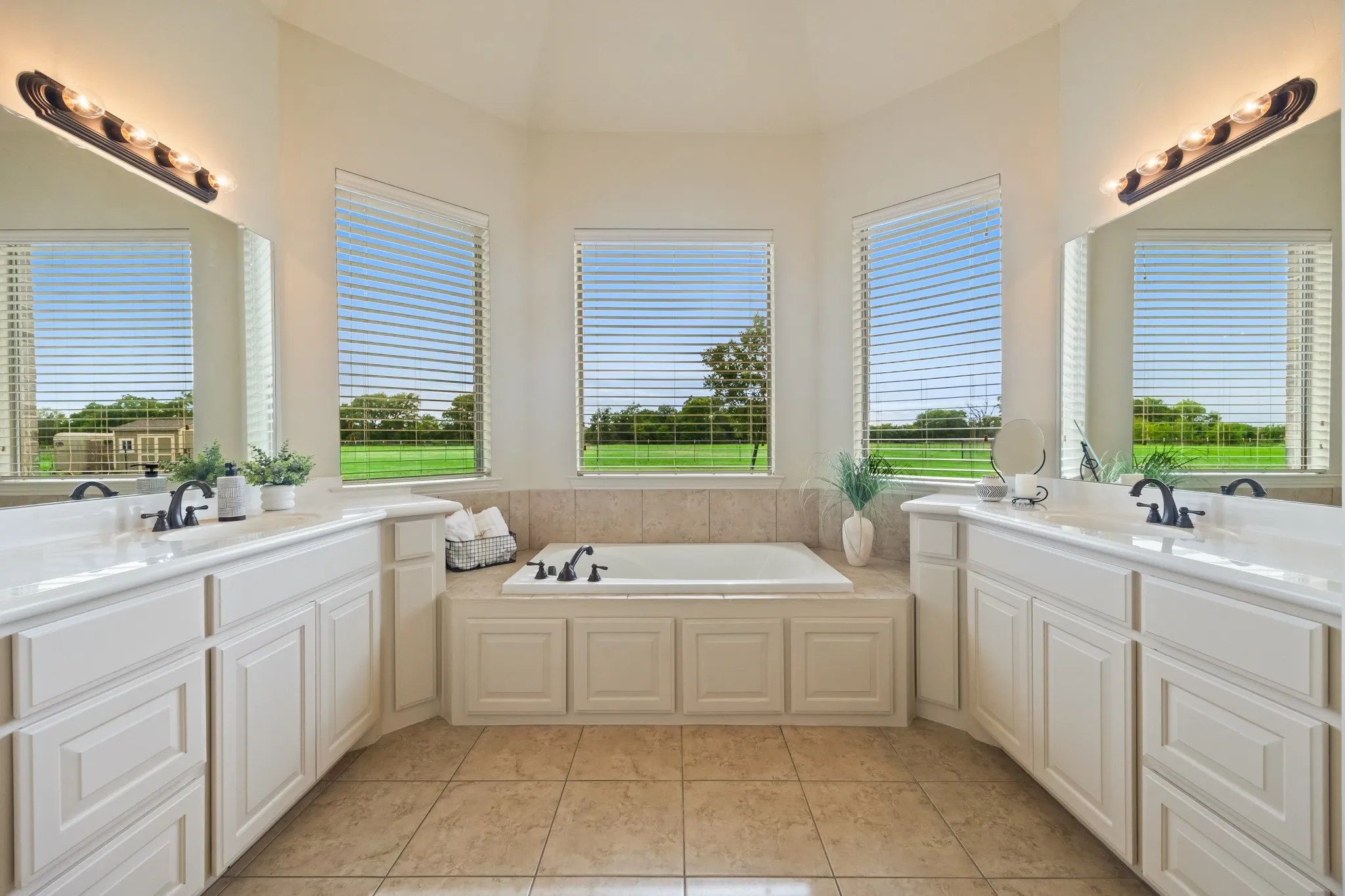 Single Family Residence For Sale in Hunt County , 6192 Graham Point Trail, Royse City, Texas 75189, 3 Bedroom, 4 Bathroom, 2 Garage spaces, 2,664 Sqft, built in 2009, mls#21308514, Real Estate Agent in Royse City, Homes For Sale in Hunt county, Homes For Sale in Royse City, Realtor in Royse City Texas, Real Estate Brokerage Independent Realty Texas, Luminita Cordes Realtor