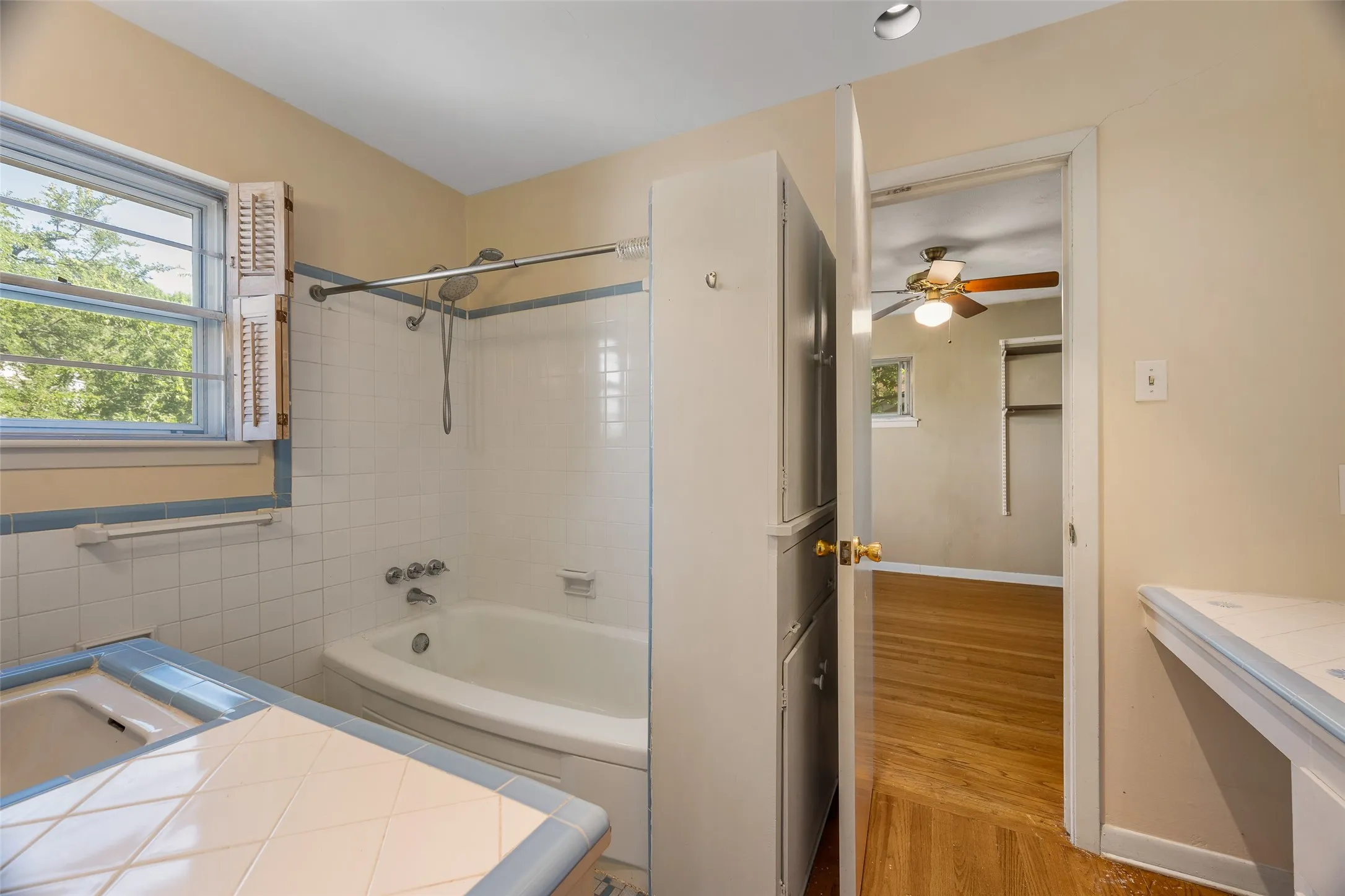 Jack and Jill bath
