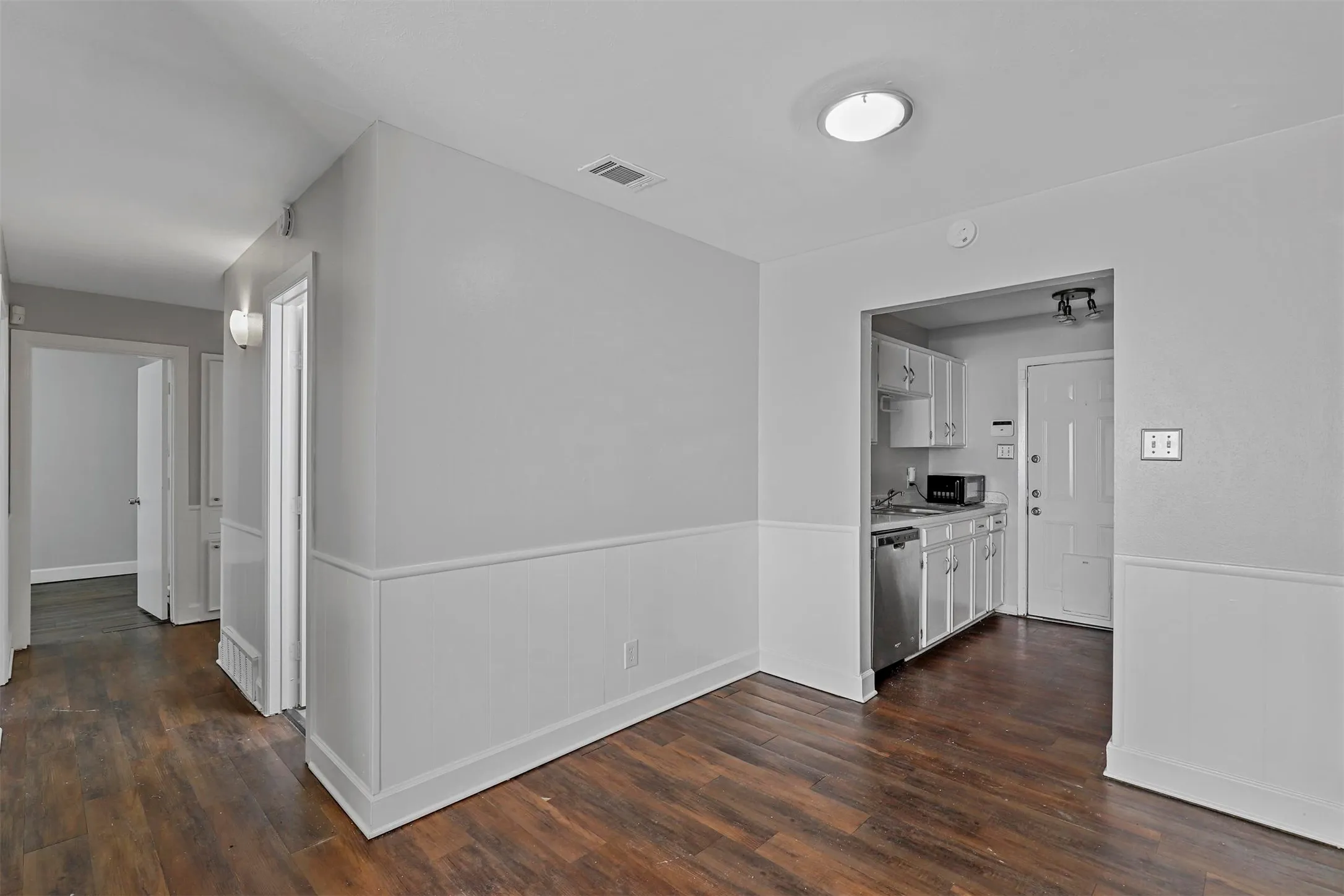 Single Family Residence For Rent in Tarrant County , 2504 S Fielder Road, Arlington, Texas 76015, 3 Bedroom, 2 Bathroom, 2 Garage spaces, 1,161 Sqft, built in 1966, mls#21309147, Real Estate Agent in Arlington, Homes For Rent in Tarrant county, Homes For Rent in Arlington, Realtor in Arlington Texas, Real Estate Brokerage Independent Realty Texas, Luminita Cordes Realtor