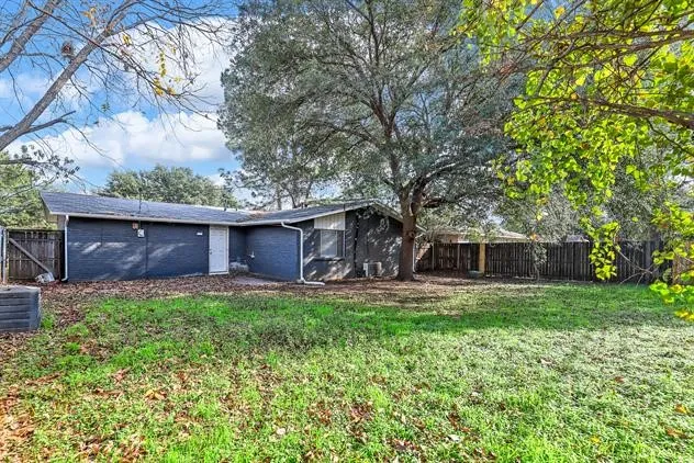 Single Family Residence For Rent in Tarrant County , 2504 S Fielder Road, Arlington, Texas 76015, 3 Bedroom, 2 Bathroom, 2 Garage spaces, 1,161 Sqft, built in 1966, mls#21309147, Real Estate Agent in Arlington, Homes For Rent in Tarrant county, Homes For Rent in Arlington, Realtor in Arlington Texas, Real Estate Brokerage Independent Realty Texas, Luminita Cordes Realtor