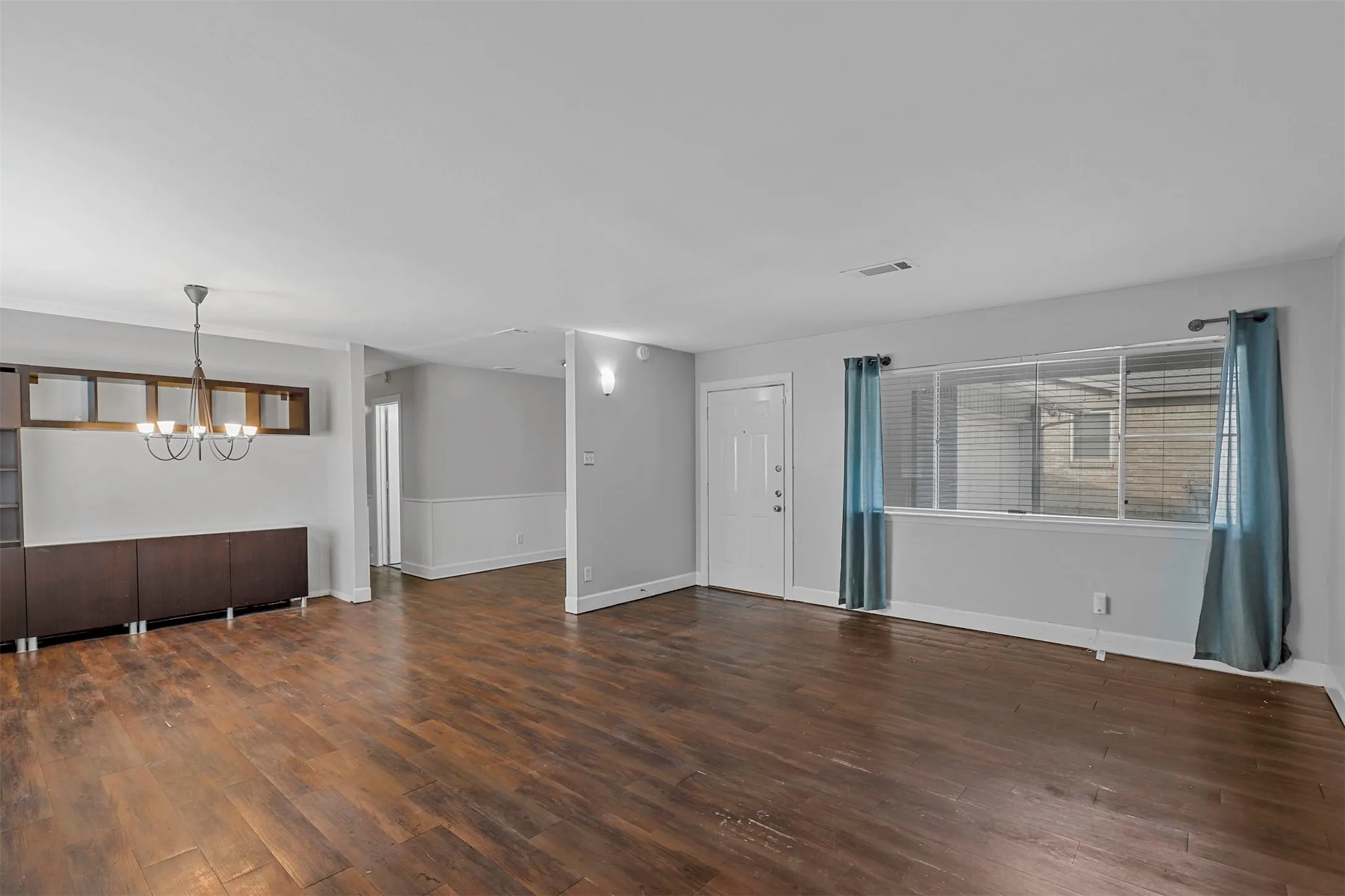Single Family Residence For Rent in Tarrant County , 2504 S Fielder Road, Arlington, Texas 76015, 3 Bedroom, 2 Bathroom, 2 Garage spaces, 1,161 Sqft, built in 1966, mls#21309147, Real Estate Agent in Arlington, Homes For Rent in Tarrant county, Homes For Rent in Arlington, Realtor in Arlington Texas, Real Estate Brokerage Independent Realty Texas, Luminita Cordes Realtor