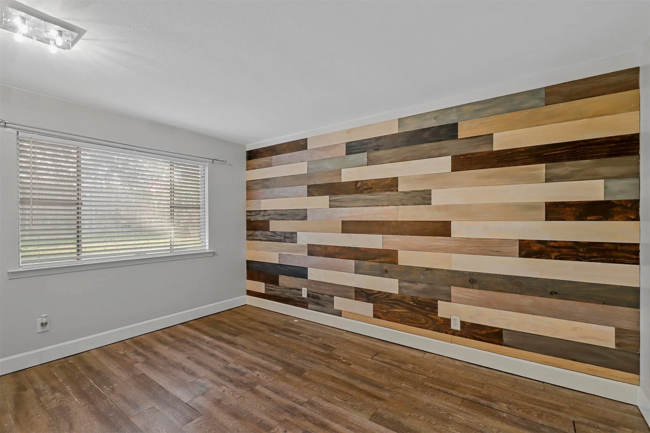 Single Family Residence For Rent in Tarrant County , 2504 S Fielder Road, Arlington, Texas 76015, 3 Bedroom, 2 Bathroom, 2 Garage spaces, 1,161 Sqft, built in 1966, mls#21309147, Real Estate Agent in Arlington, Homes For Rent in Tarrant county, Homes For Rent in Arlington, Realtor in Arlington Texas, Real Estate Brokerage Independent Realty Texas, Luminita Cordes Realtor