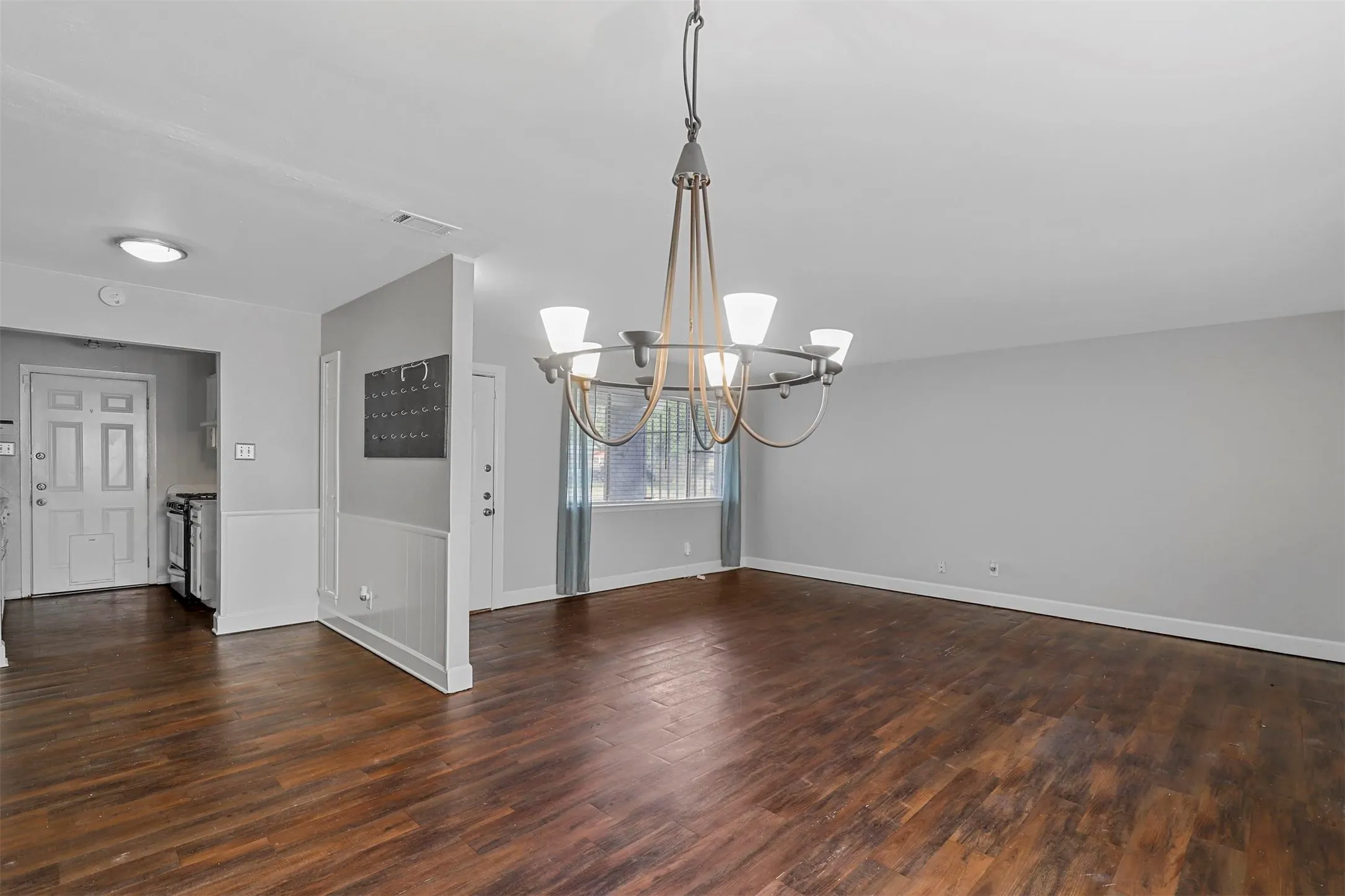 Single Family Residence For Rent in Tarrant County , 2504 S Fielder Road, Arlington, Texas 76015, 3 Bedroom, 2 Bathroom, 2 Garage spaces, 1,161 Sqft, built in 1966, mls#21309147, Real Estate Agent in Arlington, Homes For Rent in Tarrant county, Homes For Rent in Arlington, Realtor in Arlington Texas, Real Estate Brokerage Independent Realty Texas, Luminita Cordes Realtor
