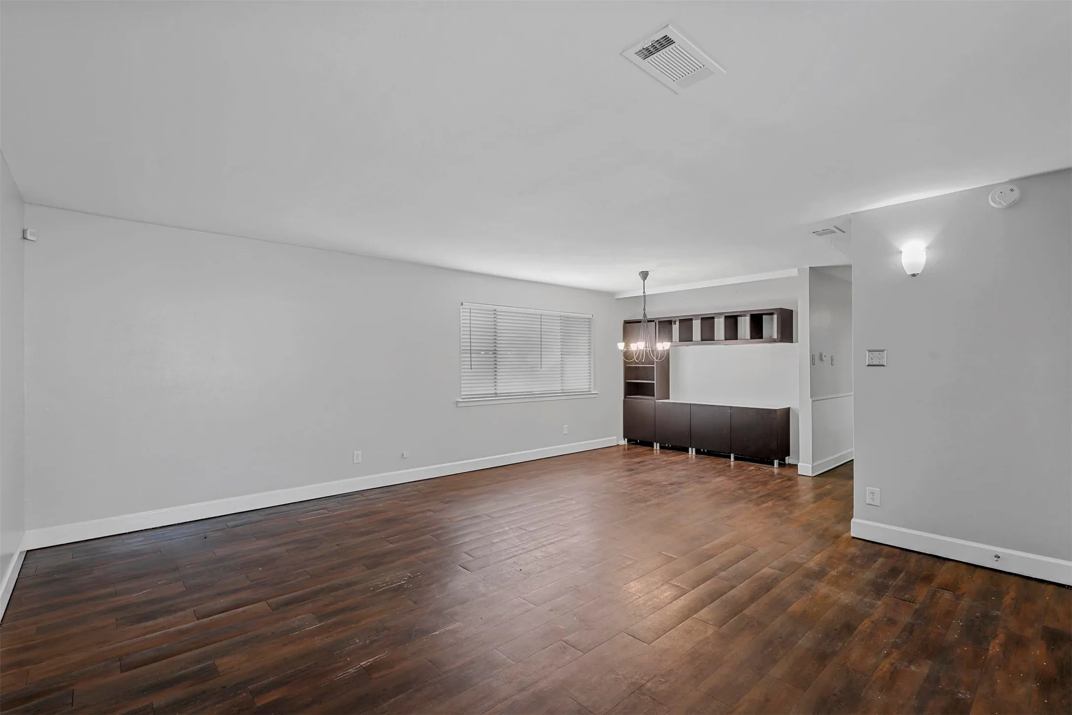 Single Family Residence For Rent in Tarrant County , 2504 S Fielder Road, Arlington, Texas 76015, 3 Bedroom, 2 Bathroom, 2 Garage spaces, 1,161 Sqft, built in 1966, mls#21309147, Real Estate Agent in Arlington, Homes For Rent in Tarrant county, Homes For Rent in Arlington, Realtor in Arlington Texas, Real Estate Brokerage Independent Realty Texas, Luminita Cordes Realtor